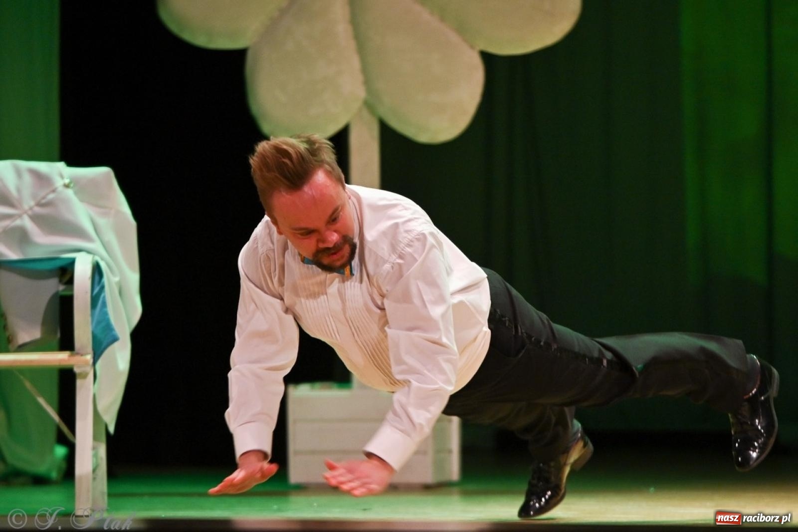 Zdjęcie w galerii na portalu naszraciborz.pl: Wesoła wdówka oczarowała publiczność w Raciborskim Centrum Kultury wiadomości z regionu