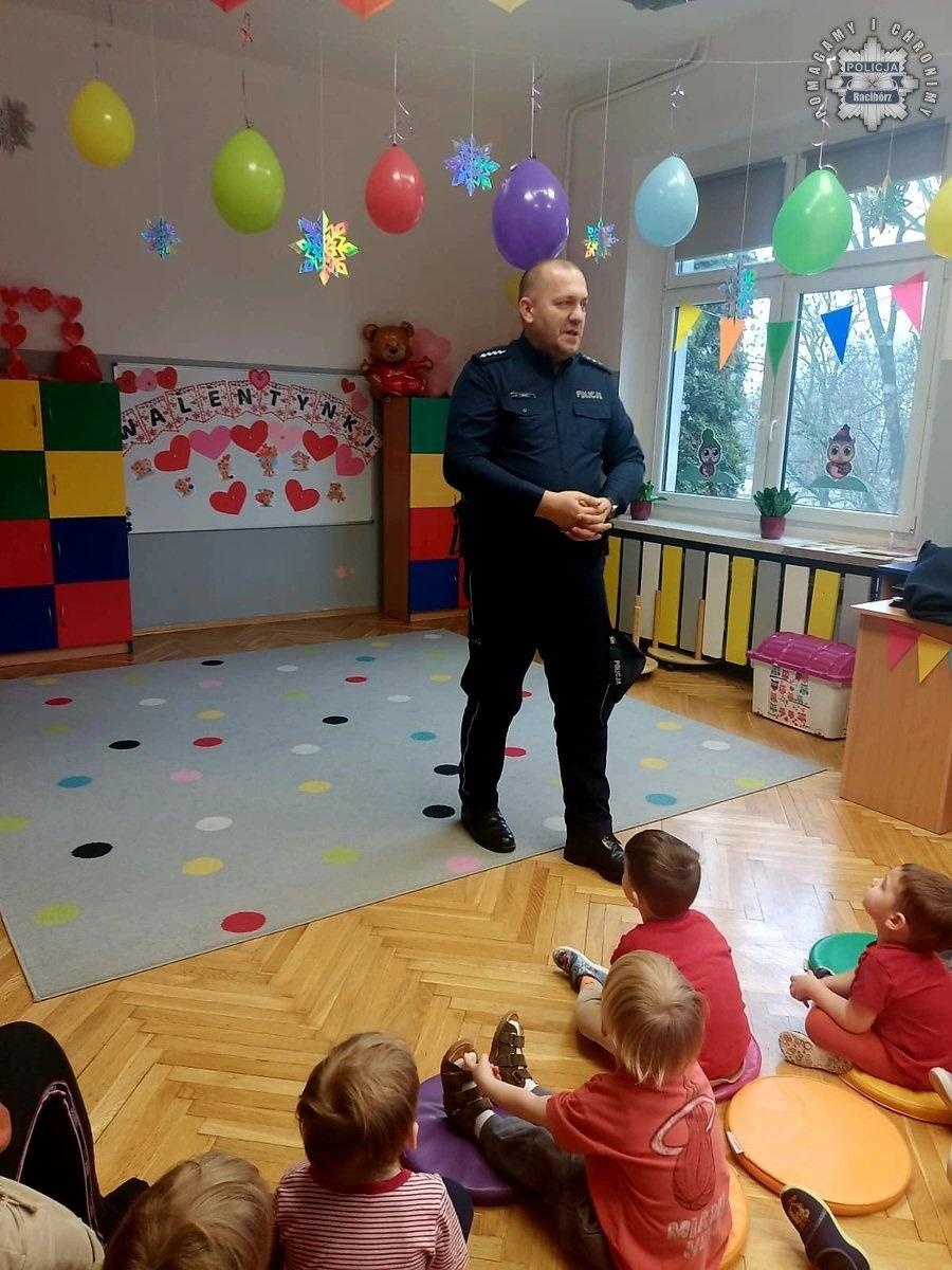Zdjęcie w galerii na portalu naszraciborz.pl: Przedszkolne Walentynki z policjantem wiadomości z regionu