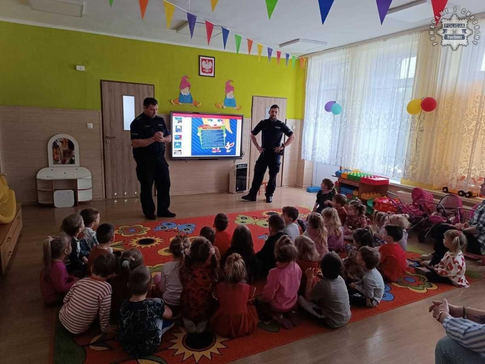 Zdjęcie w galerii na portalu naszraciborz.pl: Bezpieczeństwo w czasie ferii. Dzielnicowi z odwiedzinami w placówkach oświatowych wiadomości z regionu