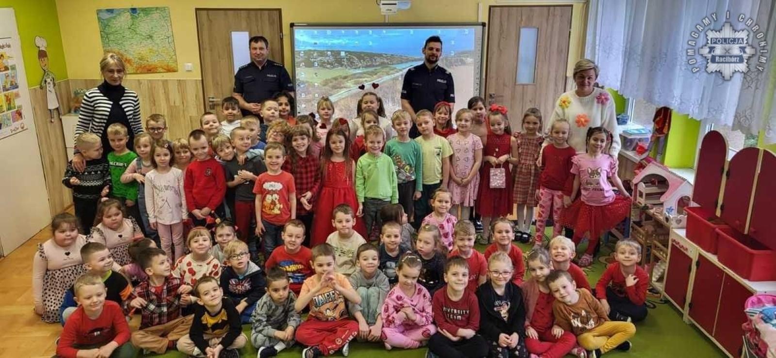 Zdjęcie w galerii na portalu naszraciborz.pl: Bezpieczeństwo w czasie ferii. Dzielnicowi z odwiedzinami w placówkach oświatowych wiadomości z regionu