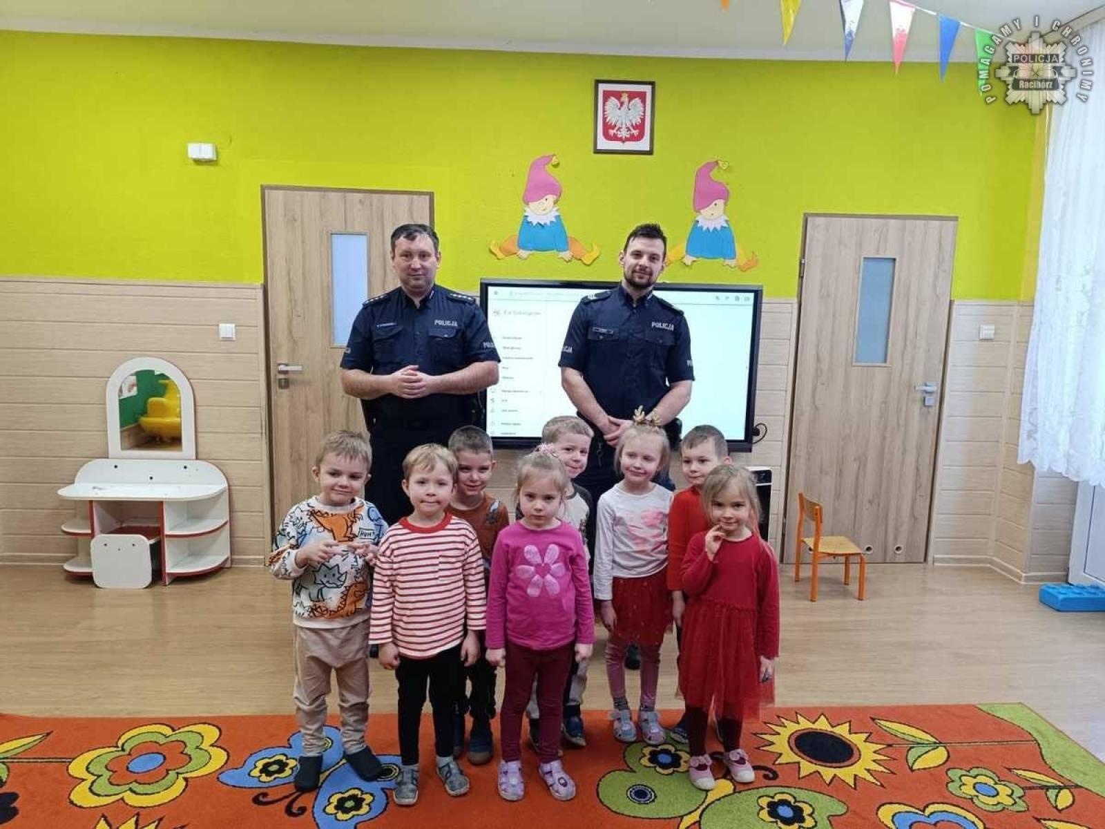 Zdjęcie w galerii na portalu naszraciborz.pl: Bezpieczeństwo w czasie ferii. Dzielnicowi z odwiedzinami w placówkach oświatowych wiadomości z regionu