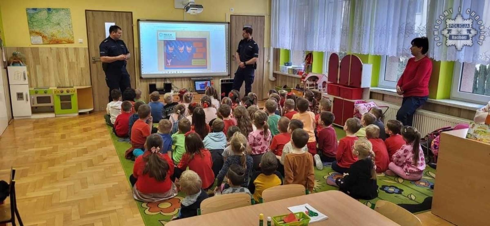 Zdjęcie w galerii na portalu naszraciborz.pl: Bezpieczeństwo w czasie ferii. Dzielnicowi z odwiedzinami w placówkach oświatowych wiadomości z regionu