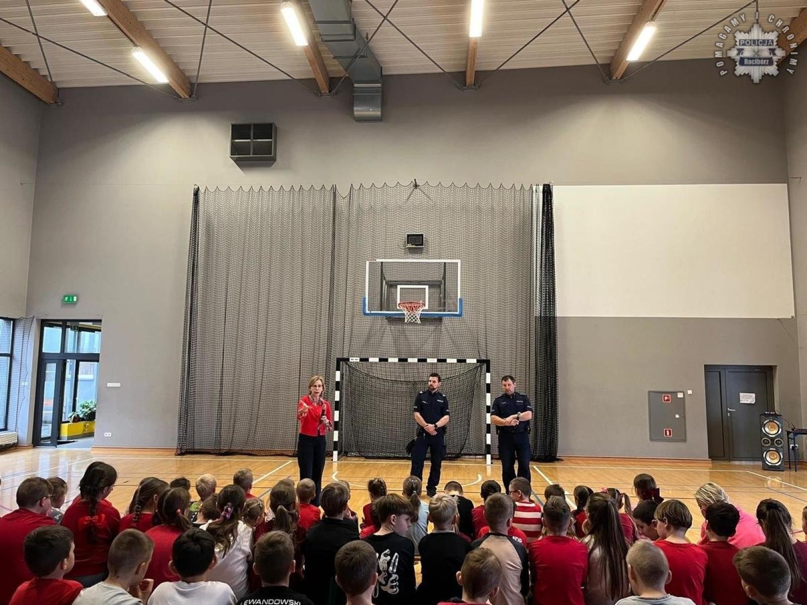 Zdjęcie w galerii na portalu naszraciborz.pl: Bezpieczeństwo w czasie ferii. Dzielnicowi z odwiedzinami w placówkach oświatowych wiadomości z regionu