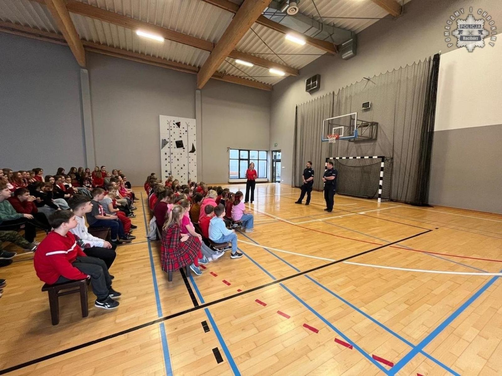 Zdjęcie w galerii na portalu naszraciborz.pl: Bezpieczeństwo w czasie ferii. Dzielnicowi z odwiedzinami w placówkach oświatowych wiadomości z regionu