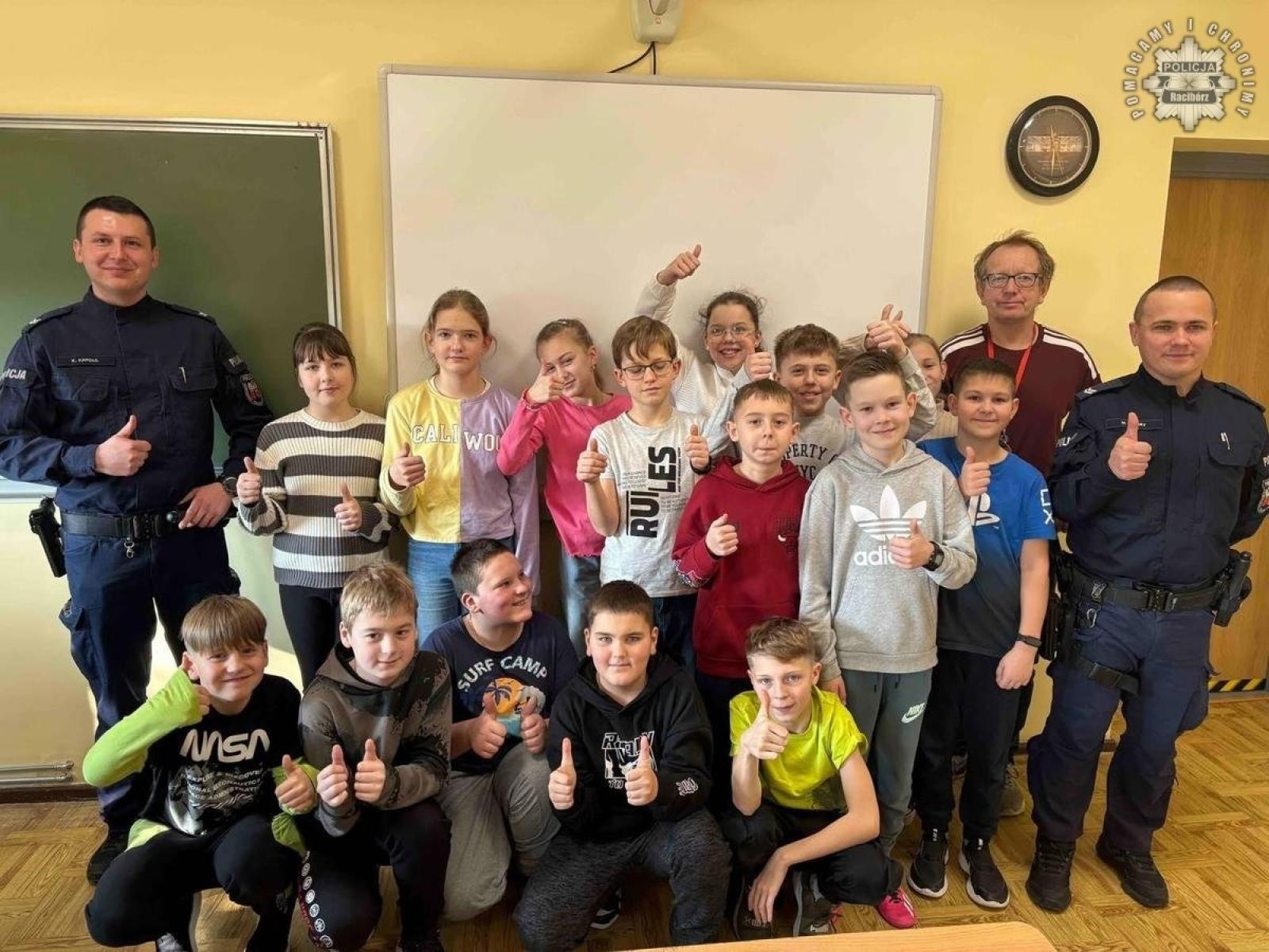 Zdjęcie w galerii na portalu naszraciborz.pl: Bezpieczeństwo w czasie ferii. Dzielnicowi z odwiedzinami w placówkach oświatowych wiadomości z regionu
