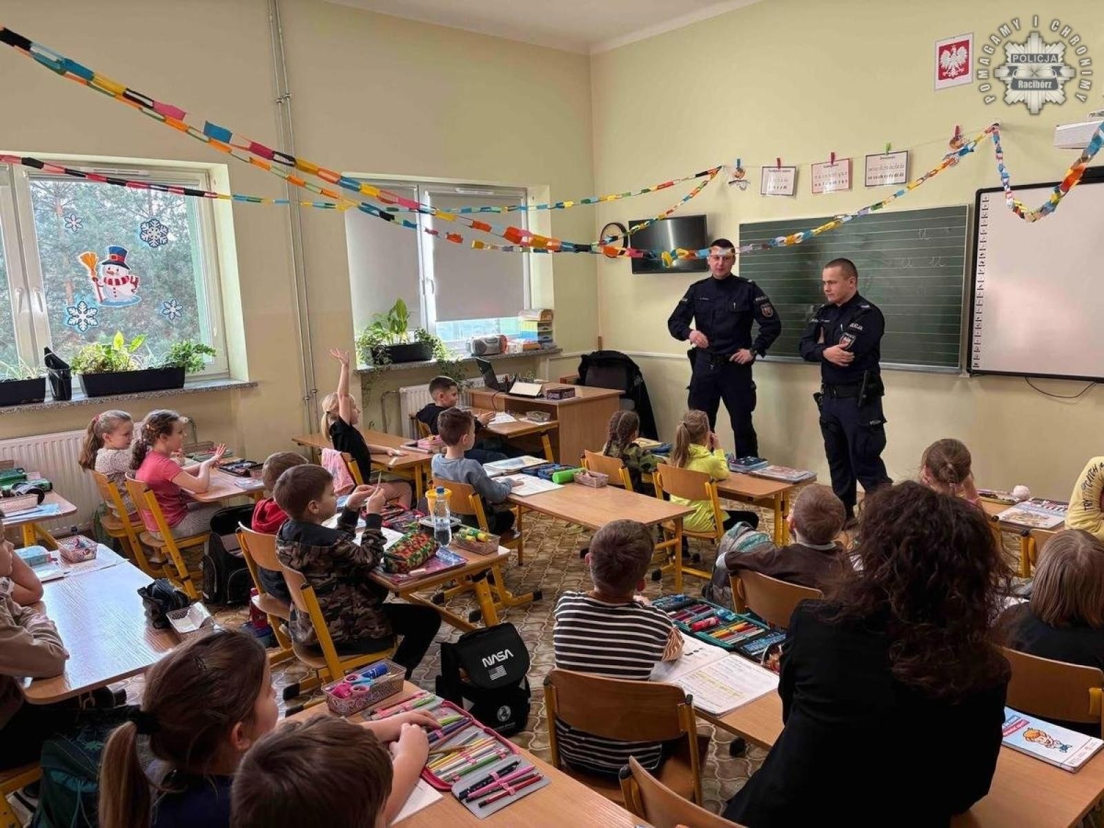Zdjęcie w galerii na portalu naszraciborz.pl: Bezpieczeństwo w czasie ferii. Dzielnicowi z odwiedzinami w placówkach oświatowych wiadomości z regionu