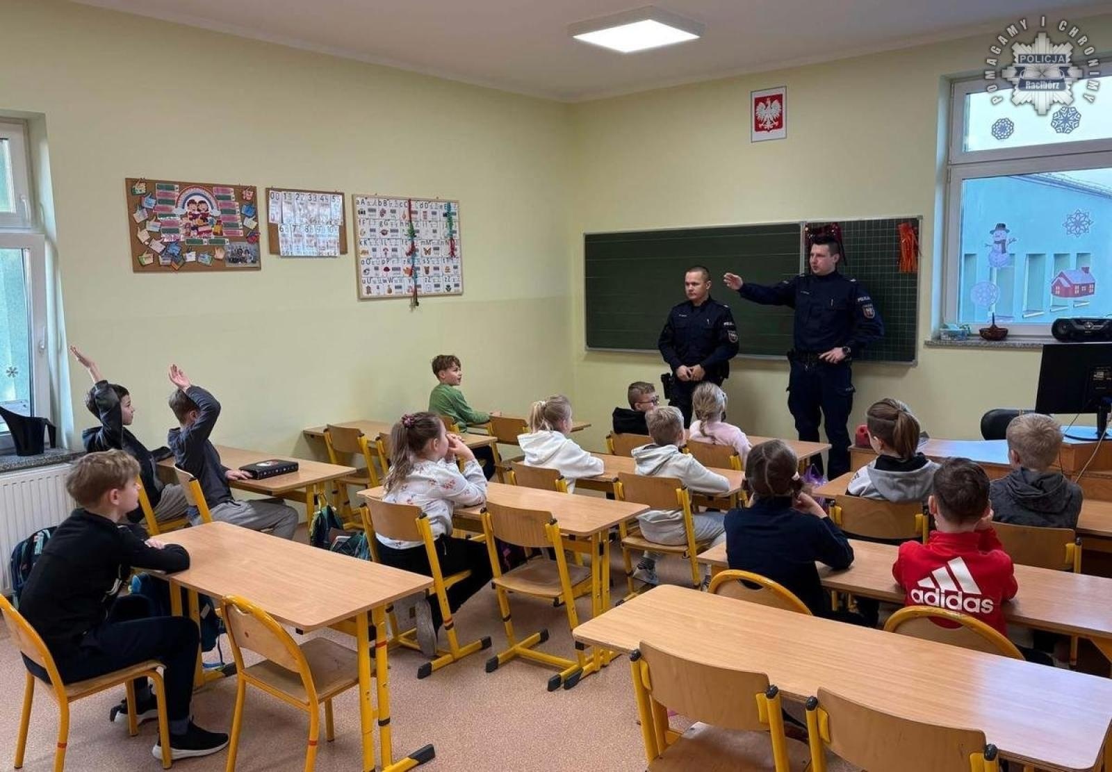 Zdjęcie w galerii na portalu naszraciborz.pl: Bezpieczeństwo w czasie ferii. Dzielnicowi z odwiedzinami w placówkach oświatowych wiadomości z regionu