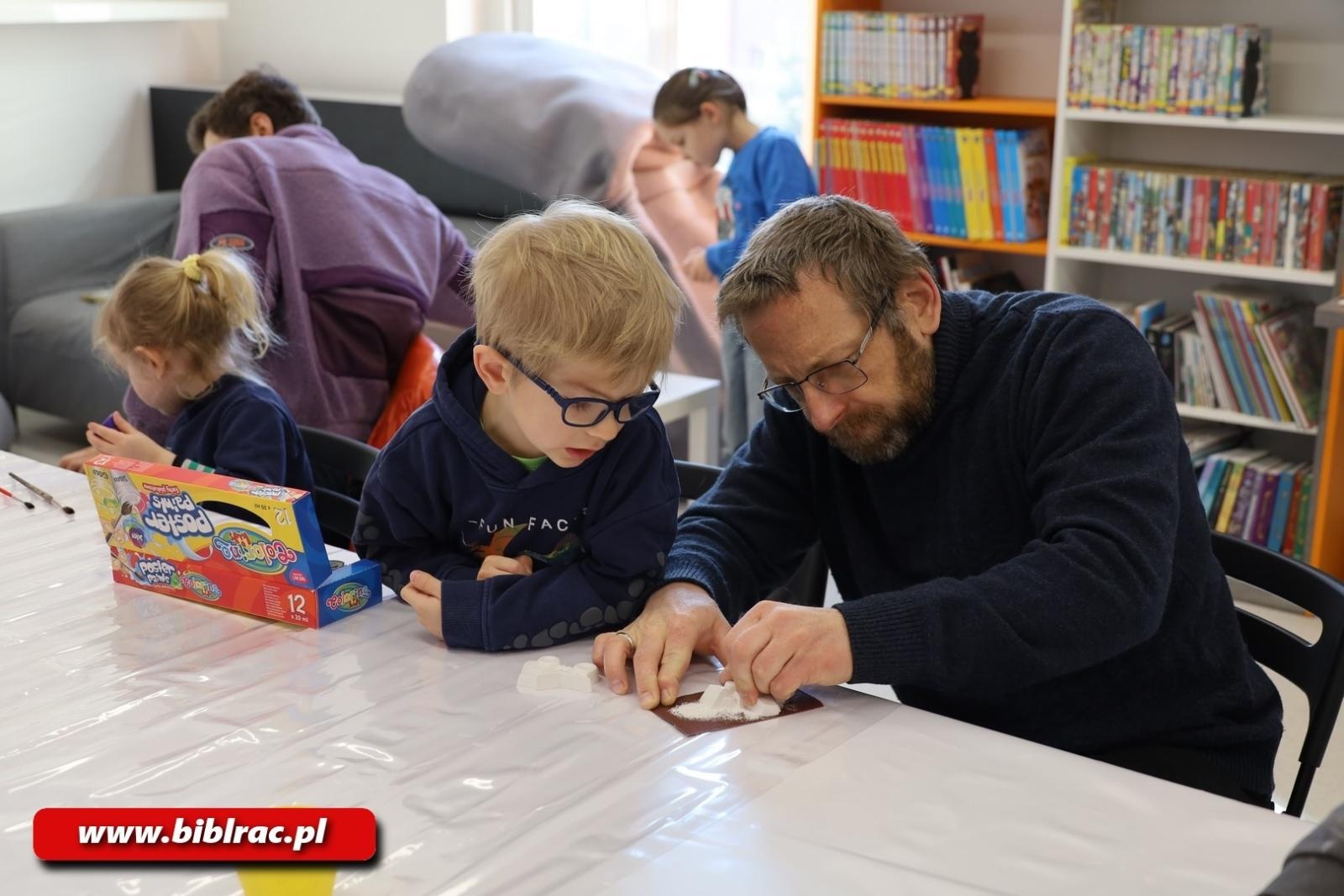 Zdjęcie w galerii na portalu naszraciborz.pl: Klub Ojca w bibliotece na dobry początek ferii zimowych wiadomości z regionu