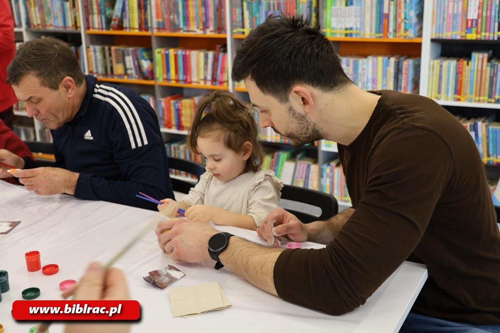 Zdjęcie w galerii na portalu naszraciborz.pl: Klub Ojca w bibliotece na dobry początek ferii zimowych wiadomości z regionu