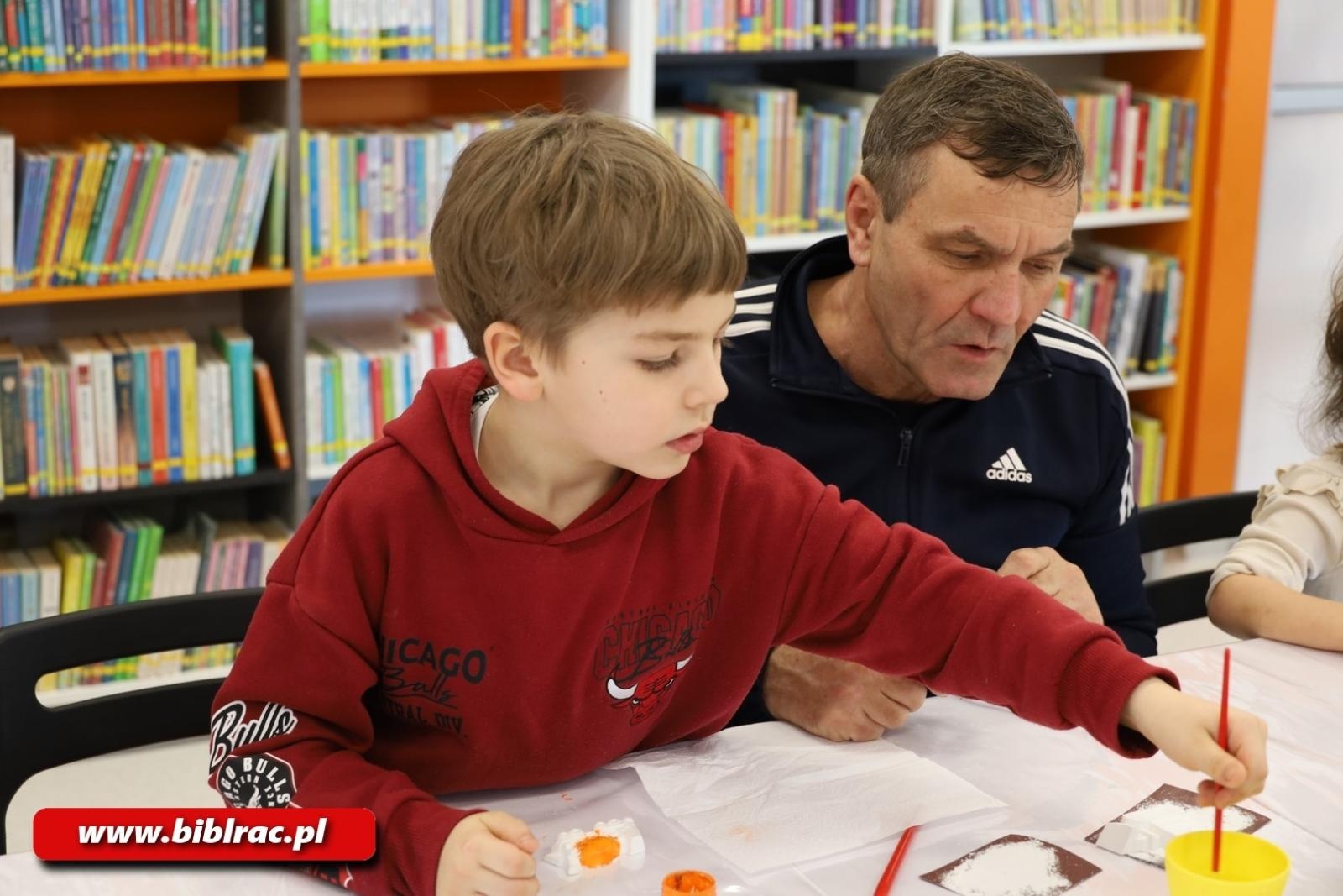 Zdjęcie w galerii na portalu naszraciborz.pl: Klub Ojca w bibliotece na dobry początek ferii zimowych wiadomości z regionu