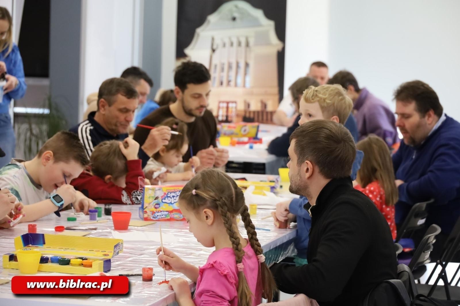 Zdjęcie w galerii na portalu naszraciborz.pl: Klub Ojca w bibliotece na dobry początek ferii zimowych wiadomości z regionu