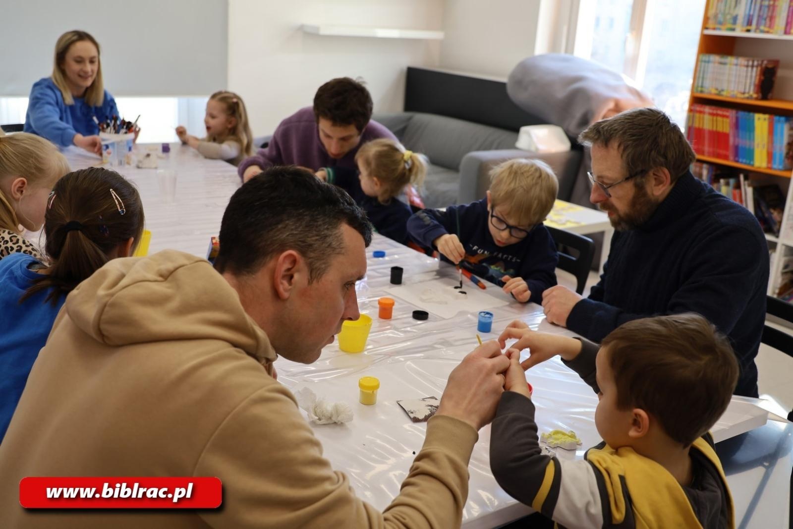 Zdjęcie w galerii na portalu naszraciborz.pl: Klub Ojca w bibliotece na dobry początek ferii zimowych wiadomości z regionu