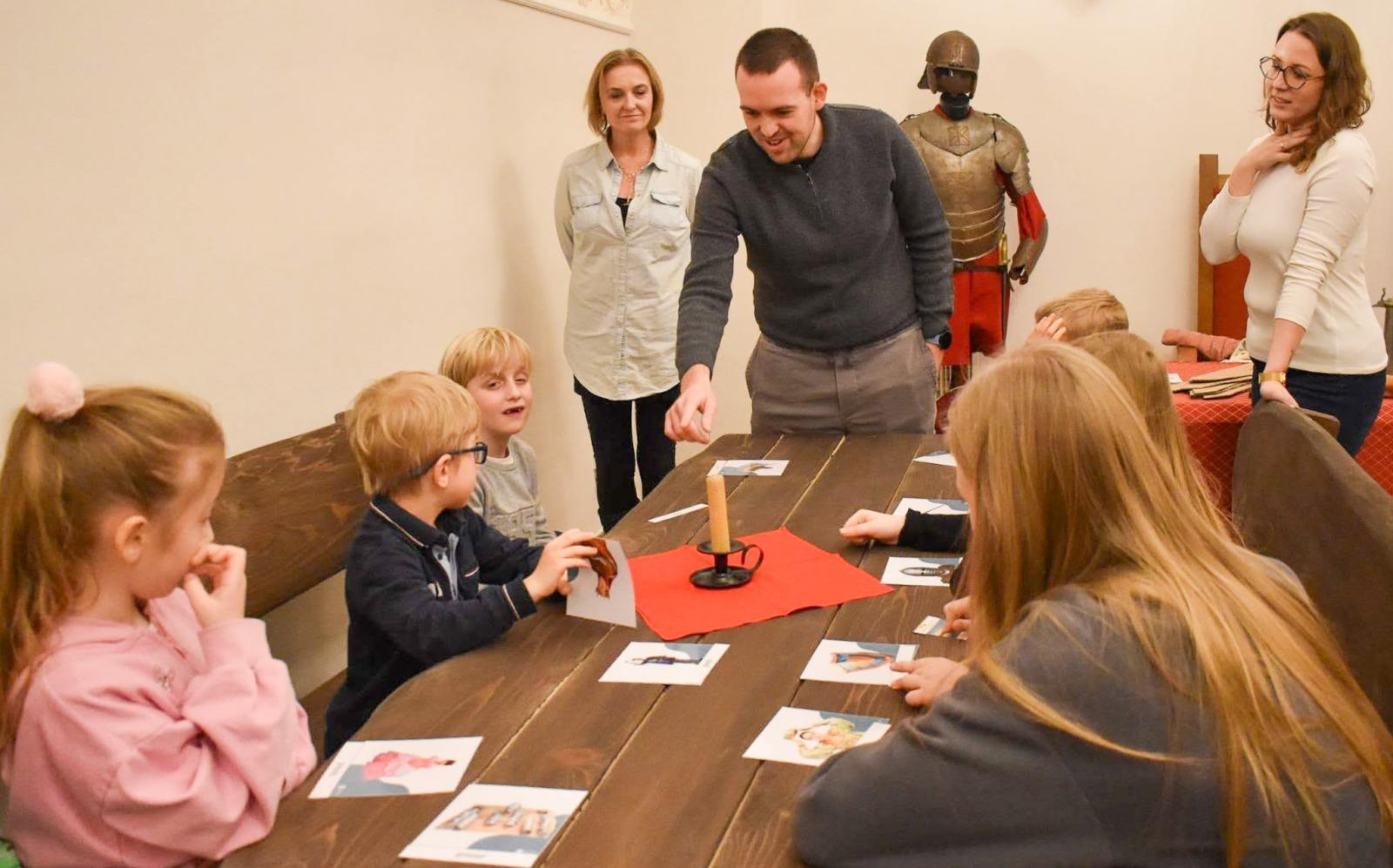 Zdjęcie w galerii na portalu naszraciborz.pl: Popołudnie z Anglikiem na Zamku Piastowskim wiadomości z regionu