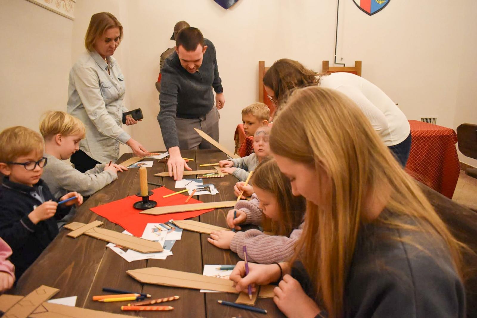 Zdjęcie w galerii na portalu naszraciborz.pl: Popołudnie z Anglikiem na Zamku Piastowskim wiadomości z regionu