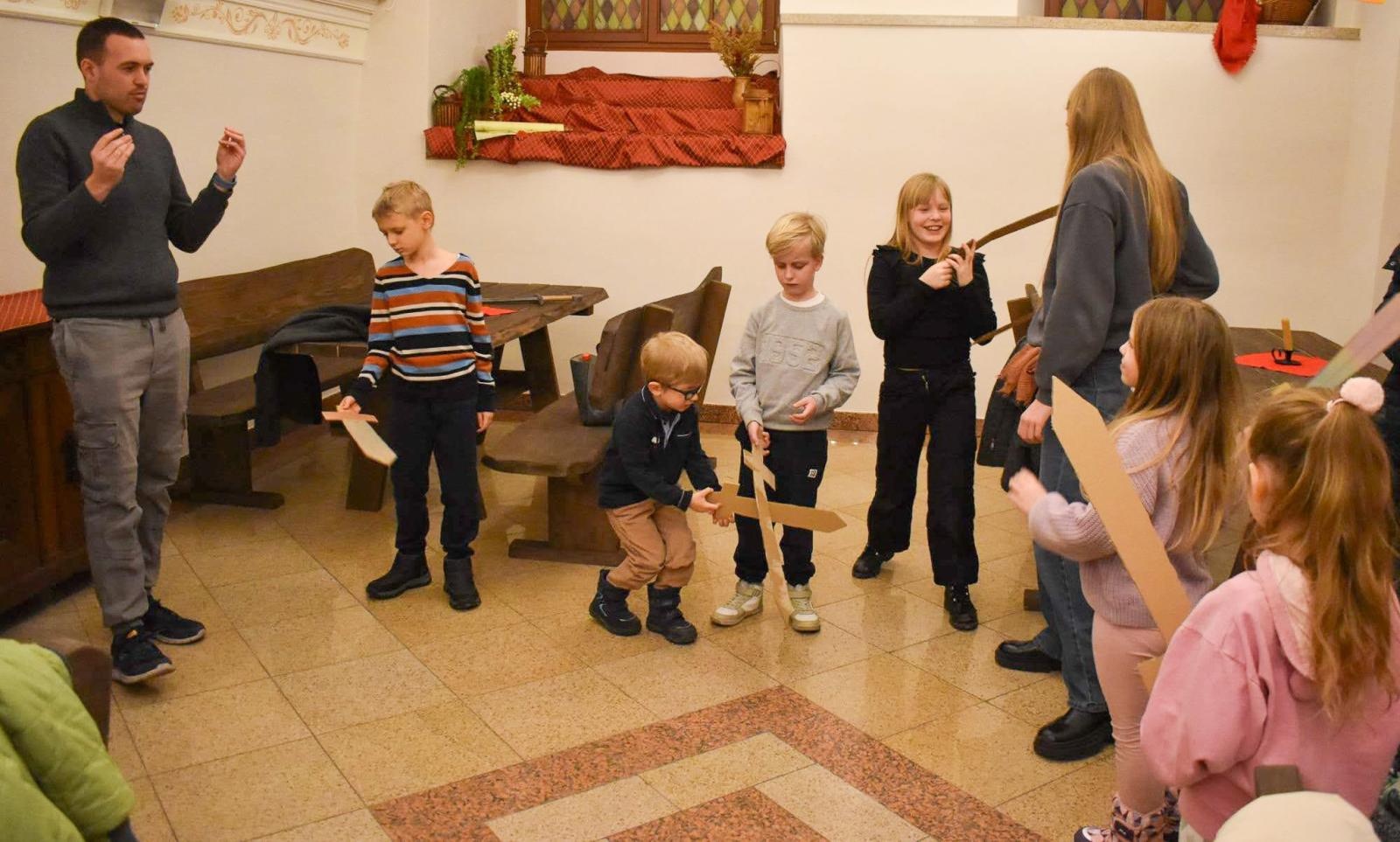 Zdjęcie w galerii na portalu naszraciborz.pl: Popołudnie z Anglikiem na Zamku Piastowskim wiadomości z regionu