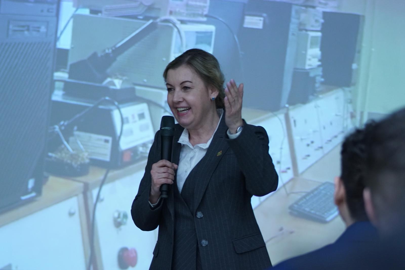 Zdjęcie w galerii na portalu naszraciborz.pl: Wizyta stypendystów AGH – UNESCO w Mechaniku wiadomości z regionu