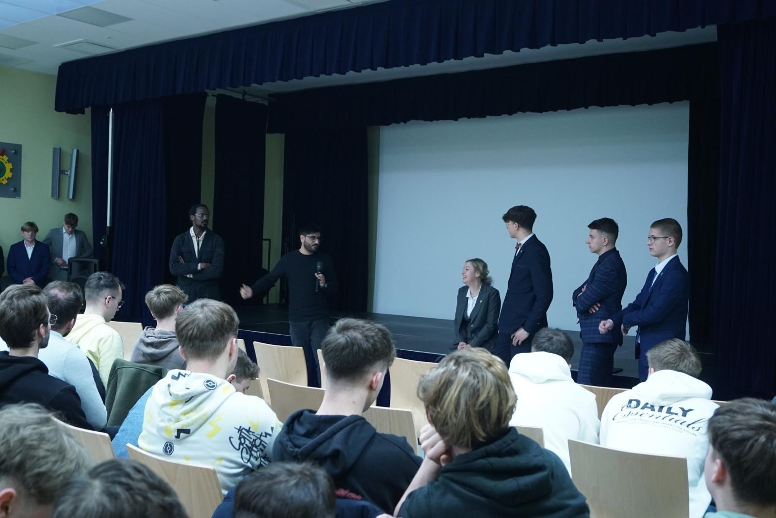 Zdjęcie w galerii na portalu naszraciborz.pl: Wizyta stypendystów AGH – UNESCO w Mechaniku wiadomości z regionu