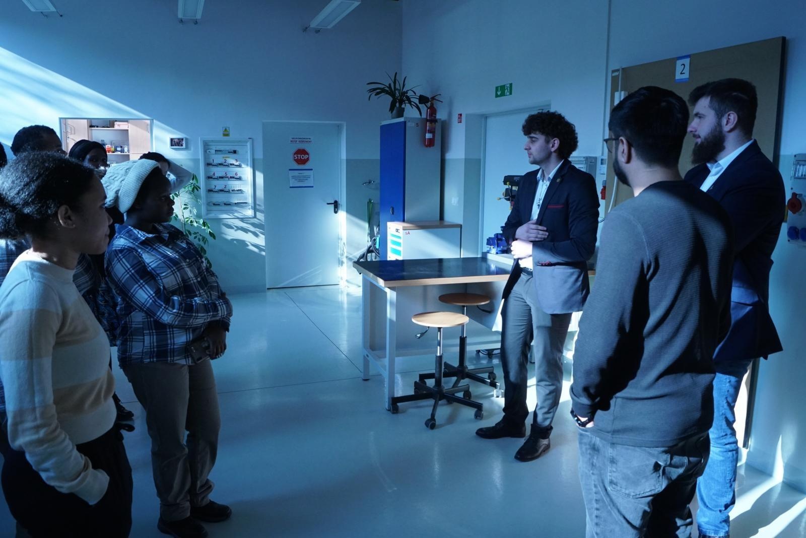 Zdjęcie w galerii na portalu naszraciborz.pl: Wizyta stypendystów AGH – UNESCO w Mechaniku wiadomości z regionu