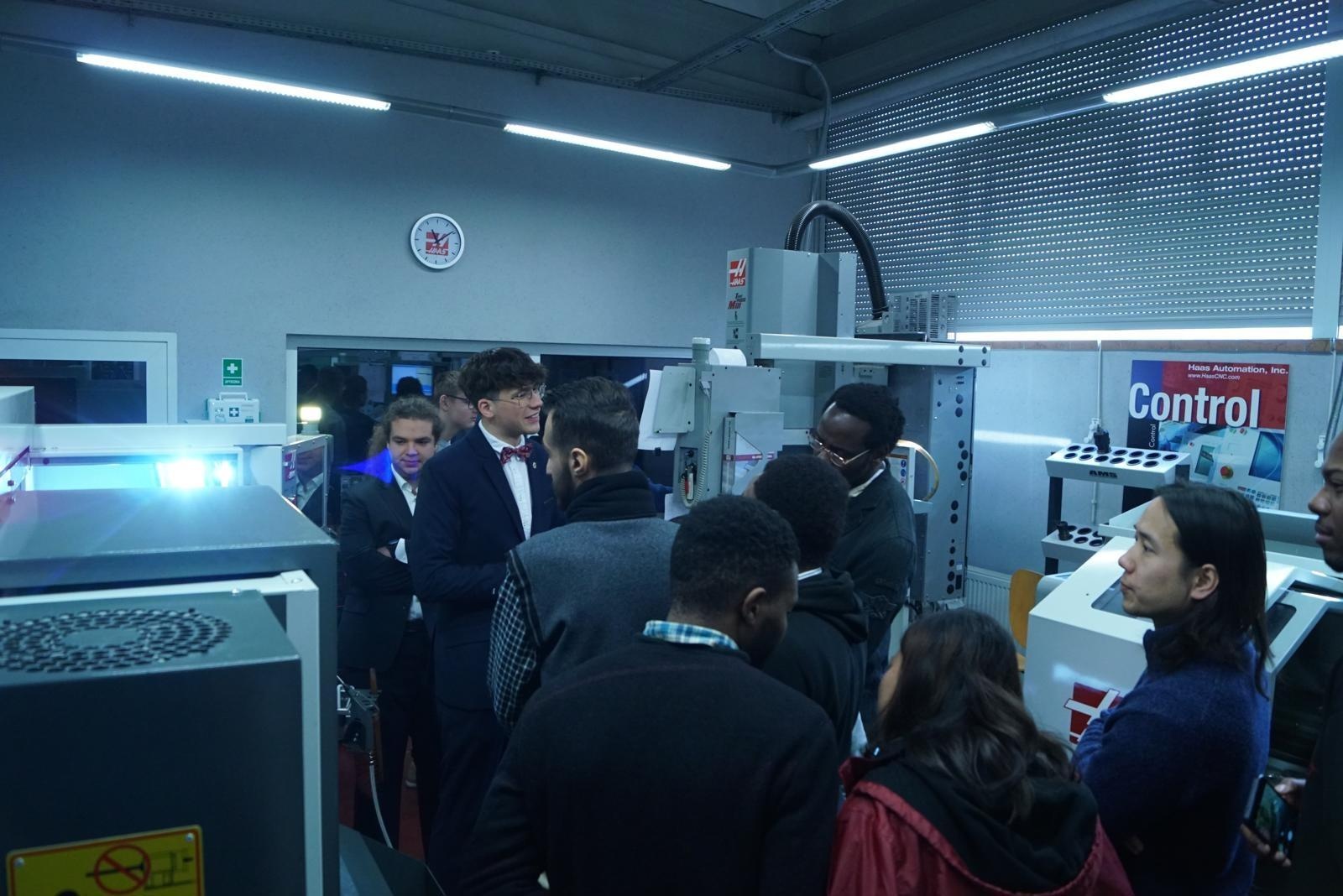 Zdjęcie w galerii na portalu naszraciborz.pl: Wizyta stypendystów AGH – UNESCO w Mechaniku wiadomości z regionu