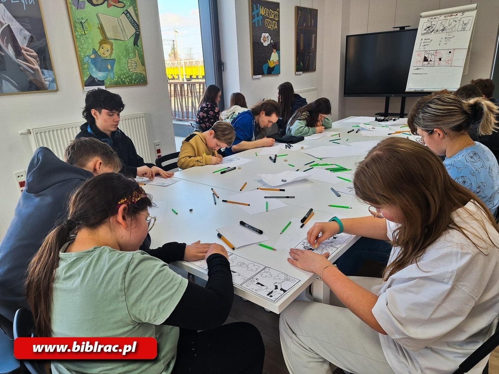 Zdjęcie w galerii na portalu naszraciborz.pl: Jak to narysować? Warsztaty rysunku w bibliotece wiadomości z regionu