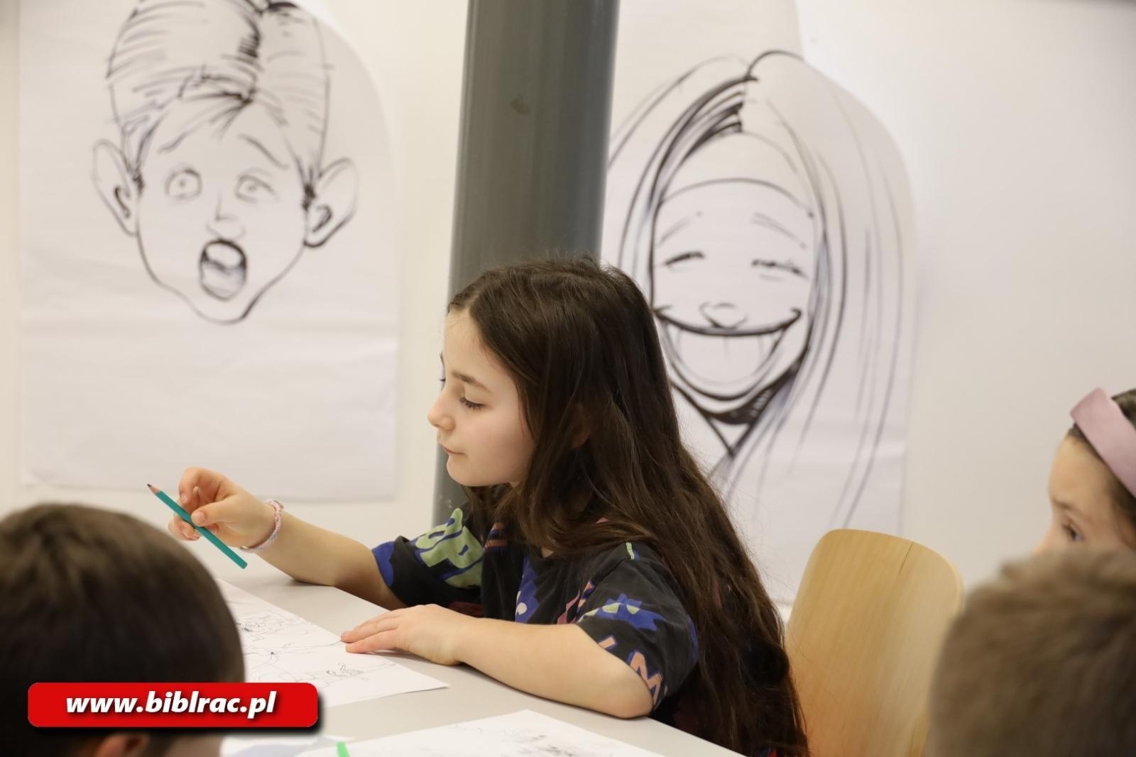 Zdjęcie w galerii na portalu naszraciborz.pl: Jak to narysować? Warsztaty rysunku w bibliotece wiadomości z regionu