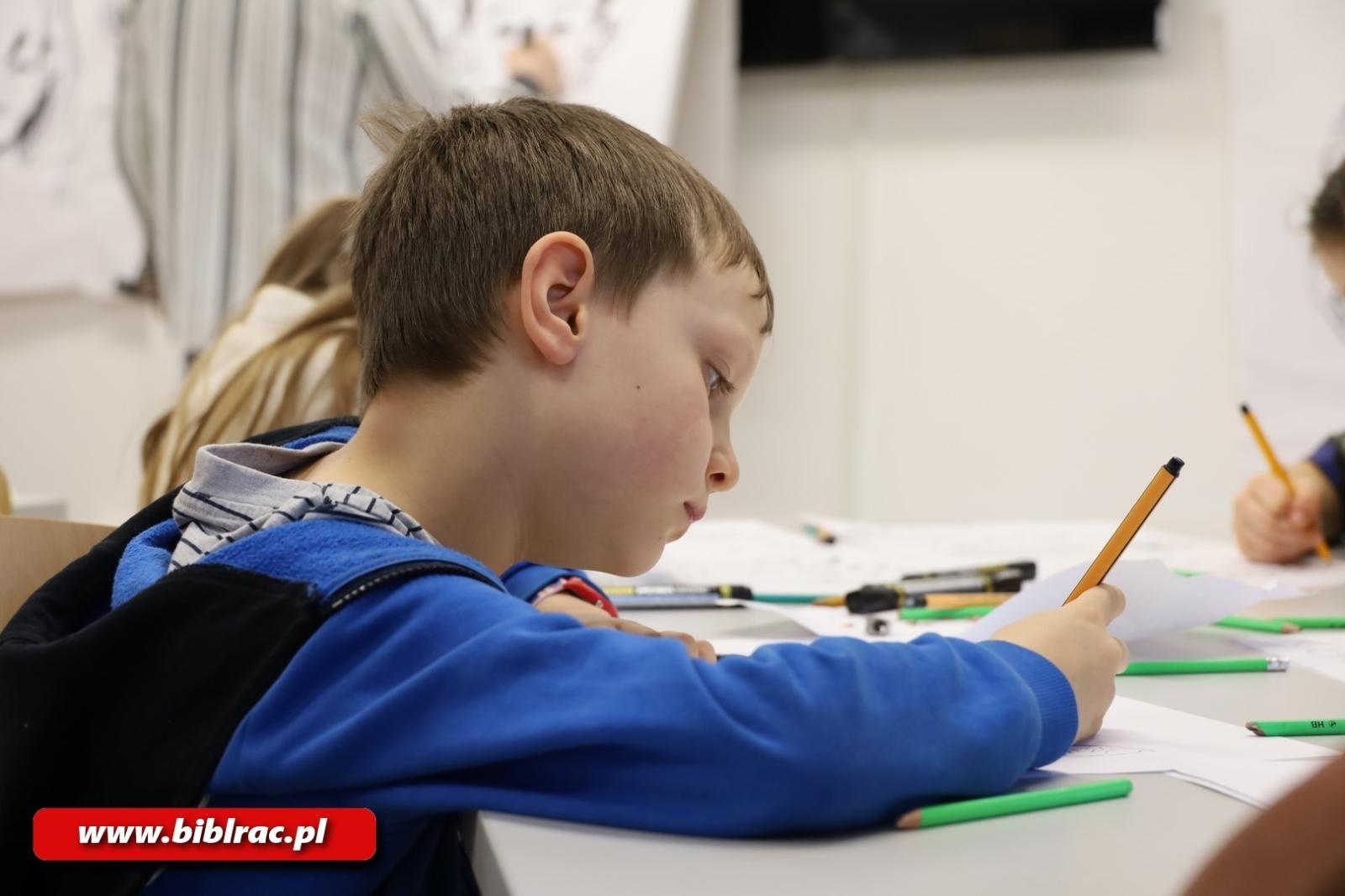 Zdjęcie w galerii na portalu naszraciborz.pl: Jak to narysować? Warsztaty rysunku w bibliotece wiadomości z regionu