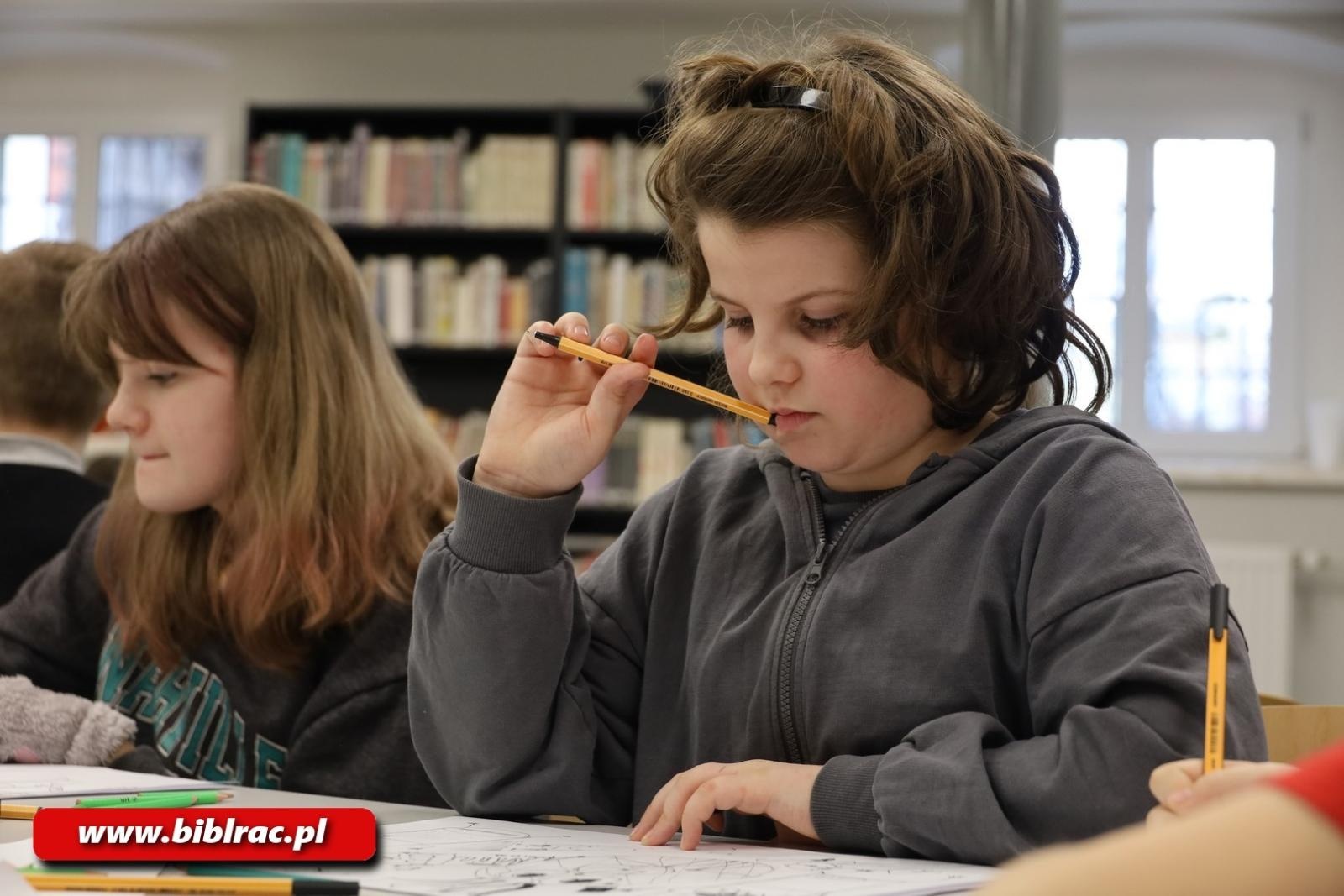 Zdjęcie w galerii na portalu naszraciborz.pl: Jak to narysować? Warsztaty rysunku w bibliotece wiadomości z regionu