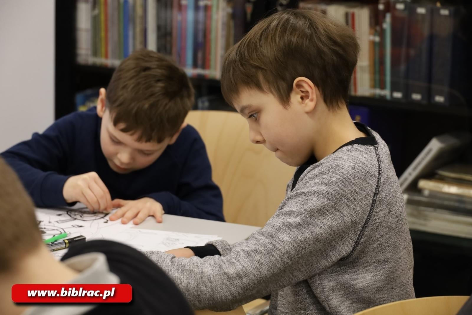 Zdjęcie w galerii na portalu naszraciborz.pl: Jak to narysować? Warsztaty rysunku w bibliotece wiadomości z regionu