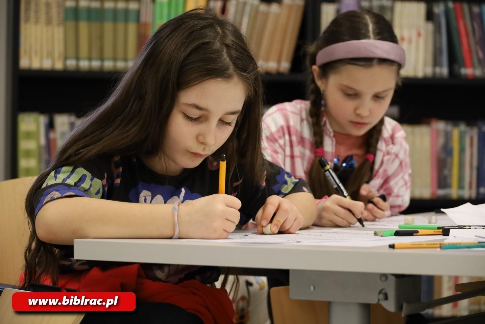 Zdjęcie w galerii na portalu naszraciborz.pl: Jak to narysować? Warsztaty rysunku w bibliotece wiadomości z regionu
