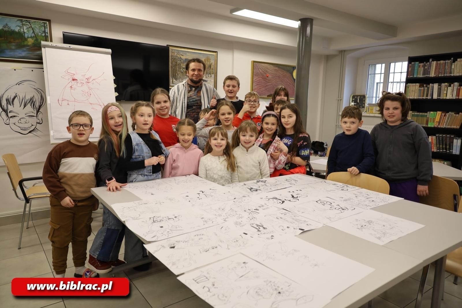 Zdjęcie w galerii na portalu naszraciborz.pl: Jak to narysować? Warsztaty rysunku w bibliotece wiadomości z regionu