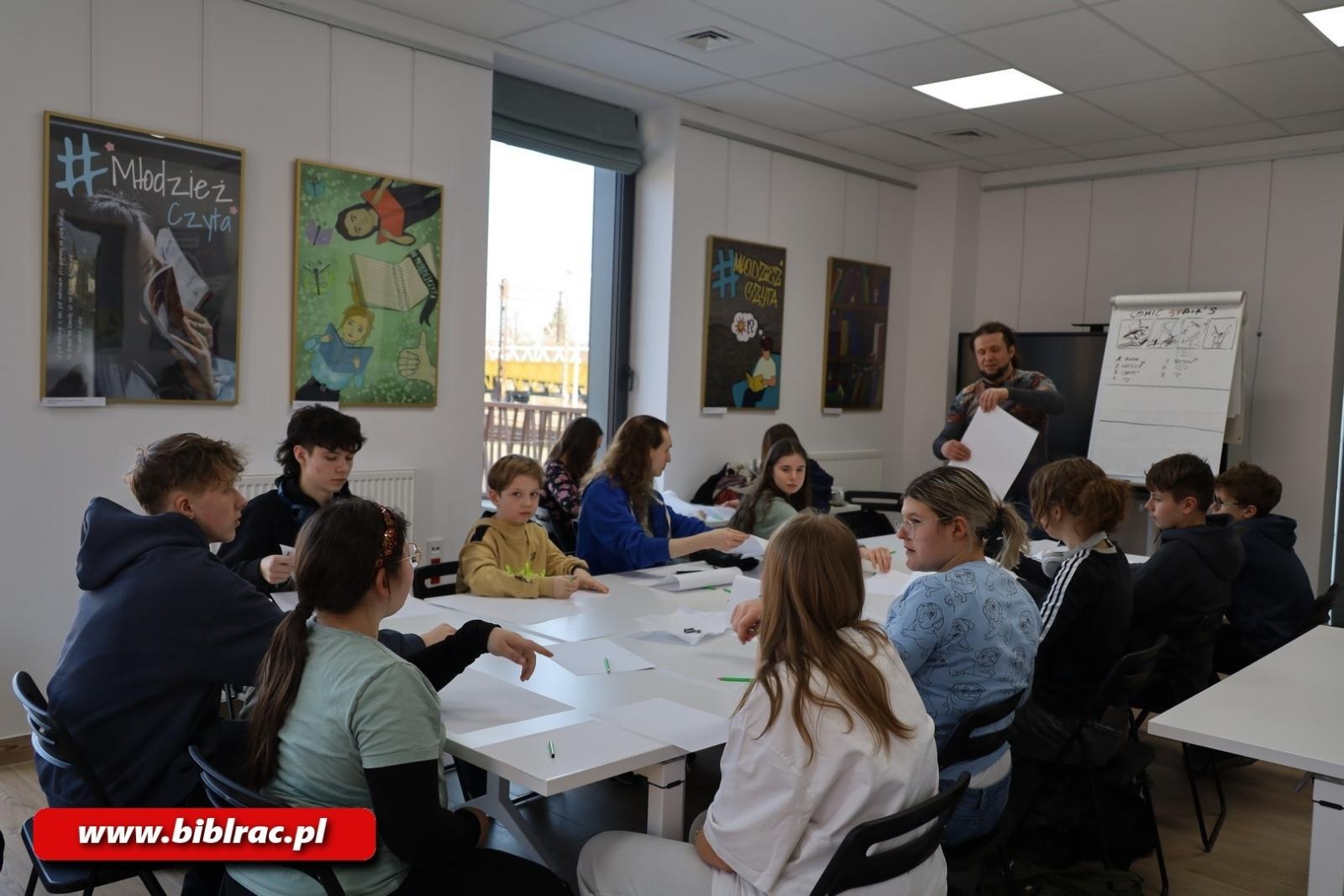 Zdjęcie w galerii na portalu naszraciborz.pl: Jak to narysować? Warsztaty rysunku w bibliotece wiadomości z regionu