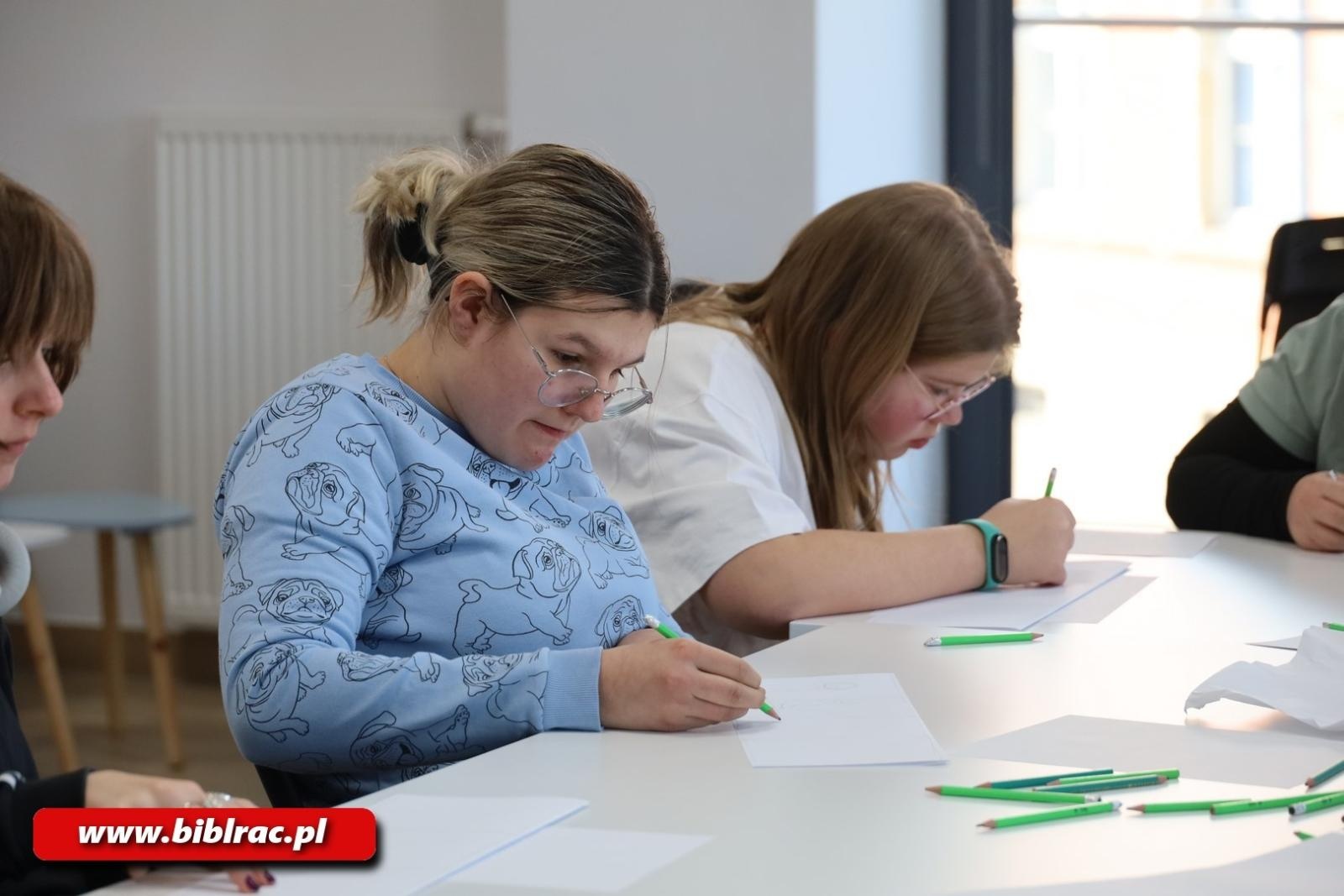 Zdjęcie w galerii na portalu naszraciborz.pl: Jak to narysować? Warsztaty rysunku w bibliotece wiadomości z regionu
