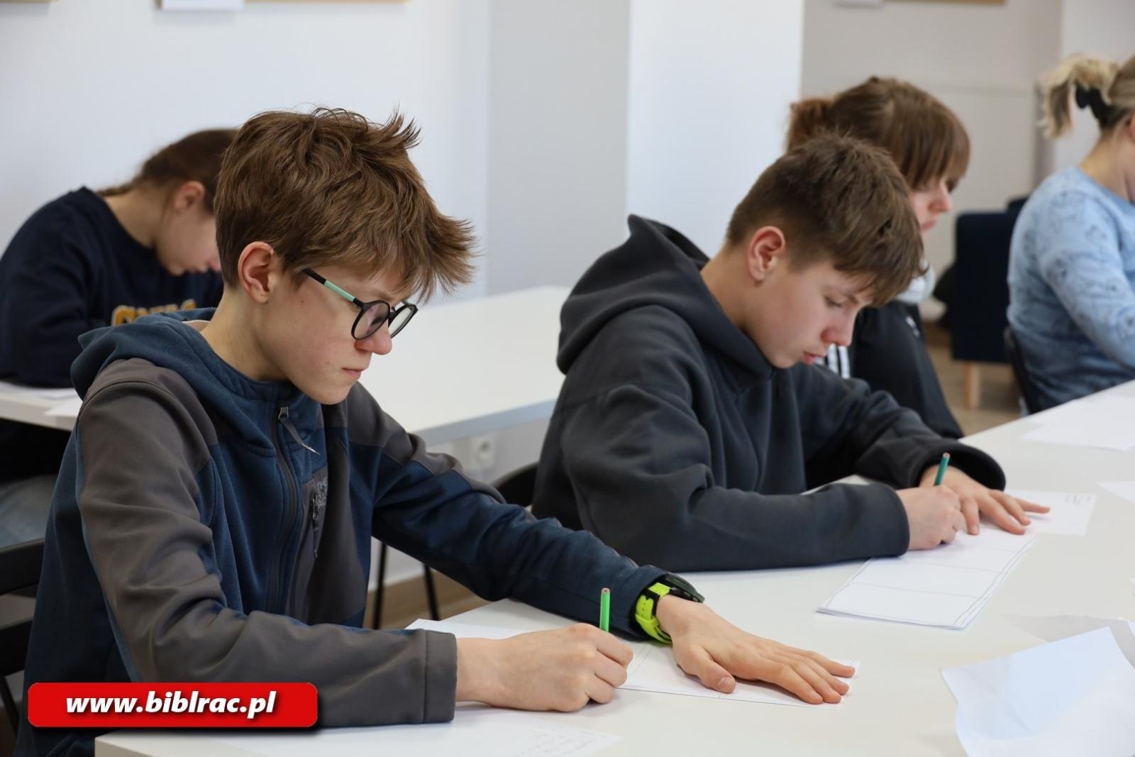 Zdjęcie w galerii na portalu naszraciborz.pl: Jak to narysować? Warsztaty rysunku w bibliotece wiadomości z regionu