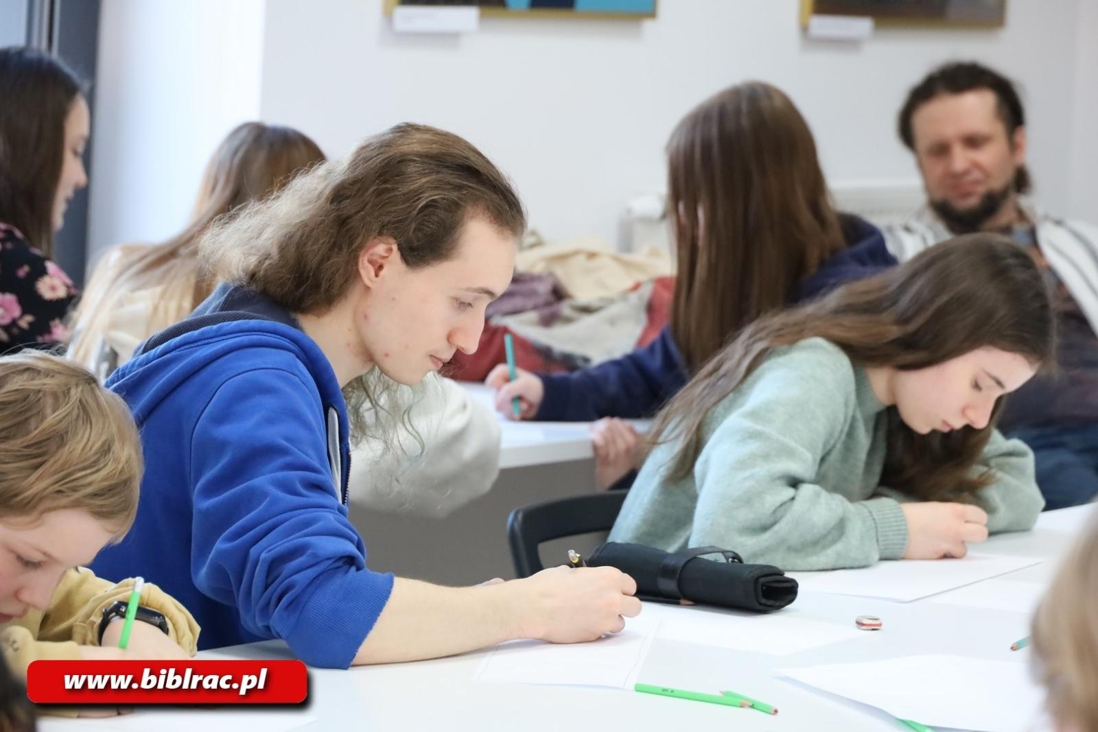 Zdjęcie w galerii na portalu naszraciborz.pl: Jak to narysować? Warsztaty rysunku w bibliotece wiadomości z regionu