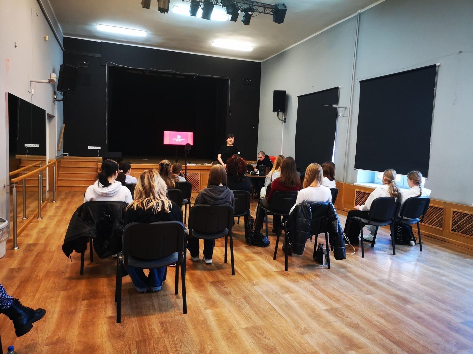 Zdjęcie w galerii na portalu naszraciborz.pl: Katarzyna Łaska poprowadziła warsztaty dubbingowe w MDK Racibórz wiadomości z regionu