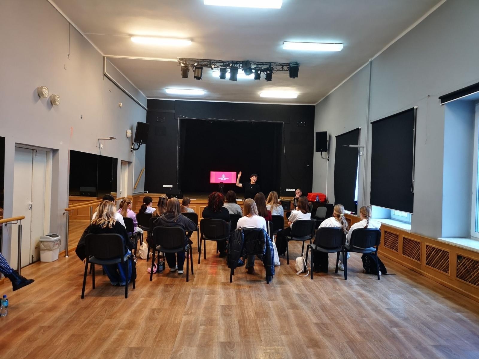 Zdjęcie w galerii na portalu naszraciborz.pl: Katarzyna Łaska poprowadziła warsztaty dubbingowe w MDK Racibórz wiadomości z regionu