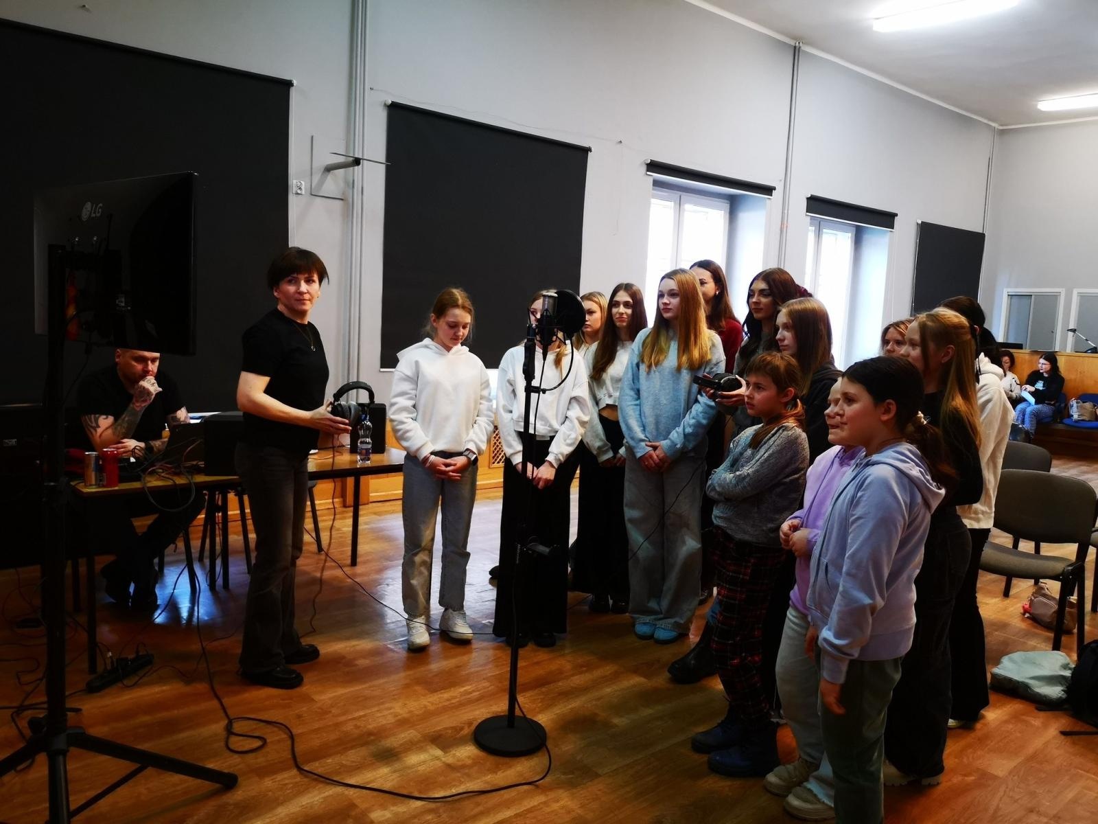 Zdjęcie w galerii na portalu naszraciborz.pl: Katarzyna Łaska poprowadziła warsztaty dubbingowe w MDK Racibórz wiadomości z regionu