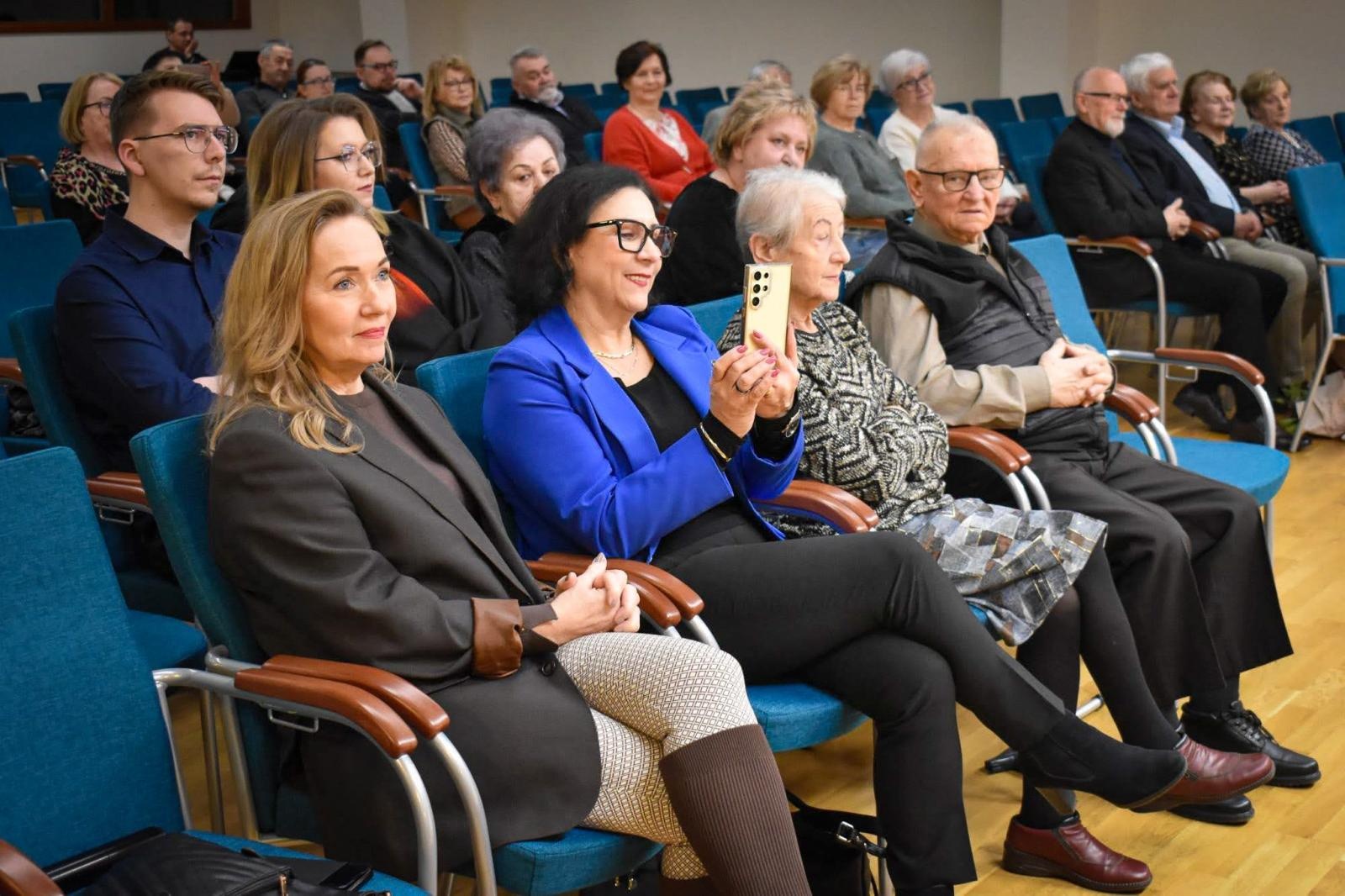 Zdjęcie w galerii na portalu naszraciborz.pl: Poezja i muzyka o miłości w wyjątkowym montażu słowno-muzycznym na Zamku Piastowskim wiadomości z regionu