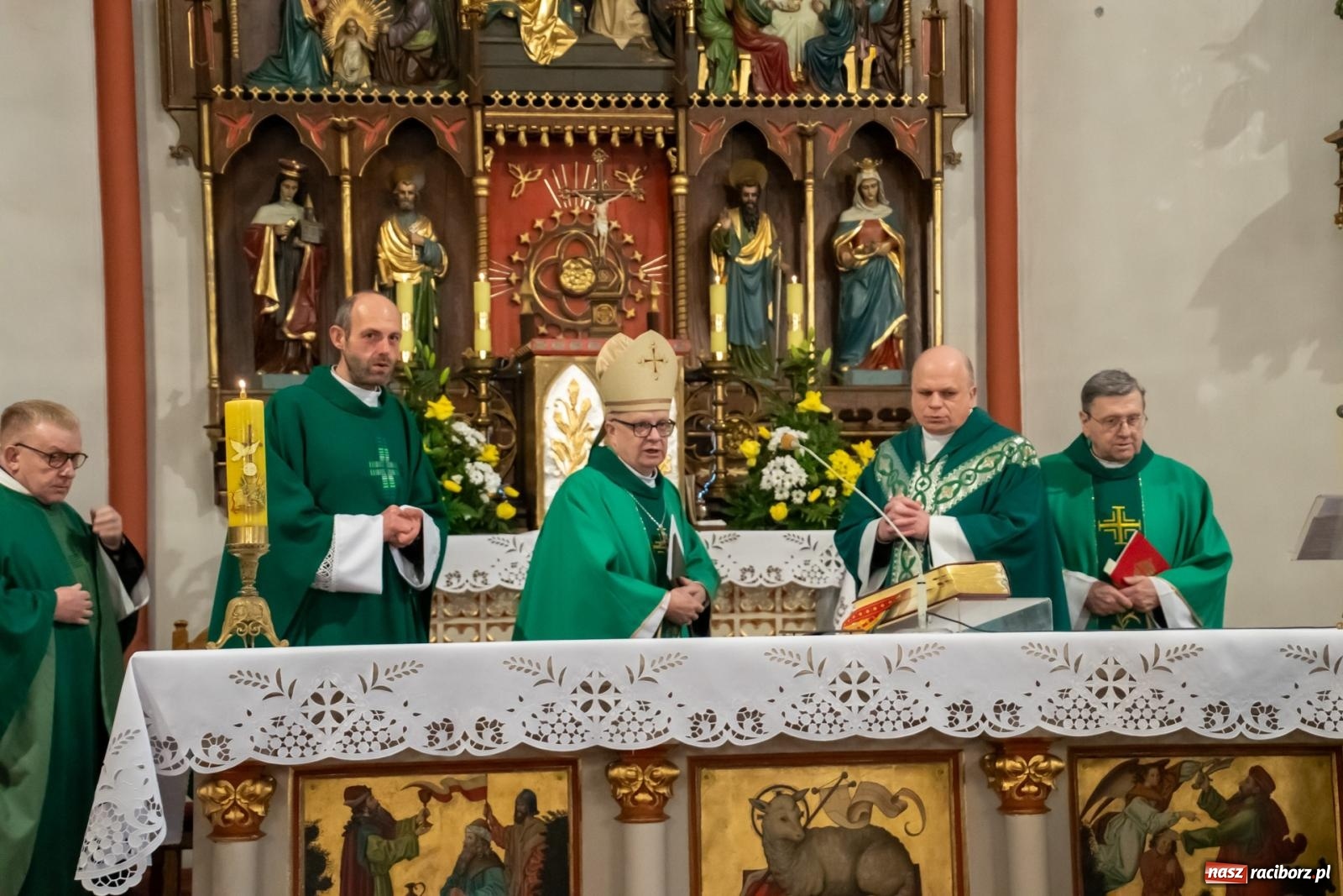 Zdjęcie w galerii na portalu naszraciborz.pl: W Łubowicach biskup opolski przeprosił za poprzedniego proboszcza i przedstawił nowego wiadomości z regionu