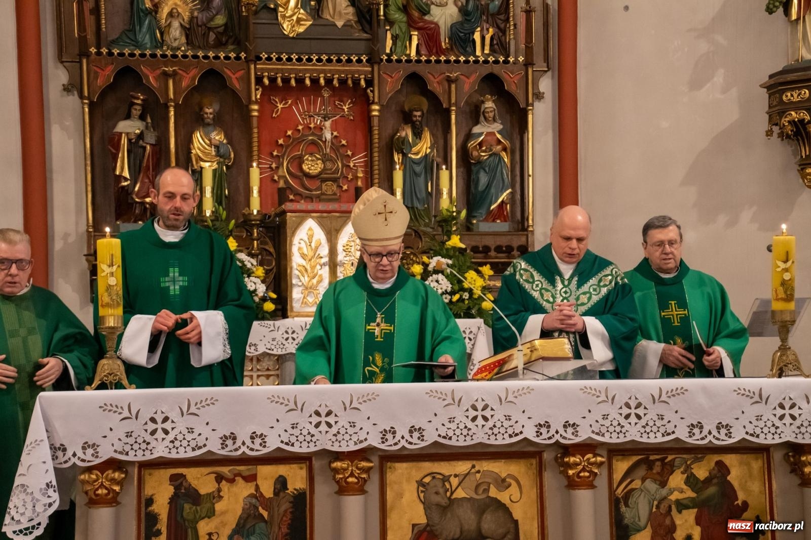 Zdjęcie w galerii na portalu naszraciborz.pl: W Łubowicach biskup opolski przeprosił za poprzedniego proboszcza i przedstawił nowego wiadomości z regionu