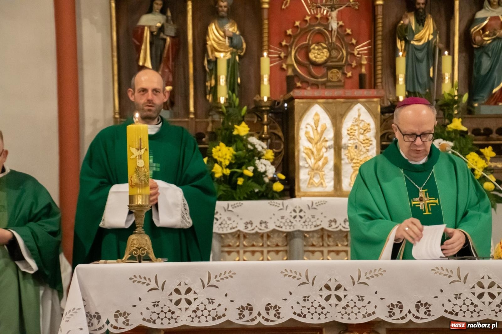 Zdjęcie w galerii na portalu naszraciborz.pl: W Łubowicach biskup opolski przeprosił za poprzedniego proboszcza i przedstawił nowego wiadomości z regionu