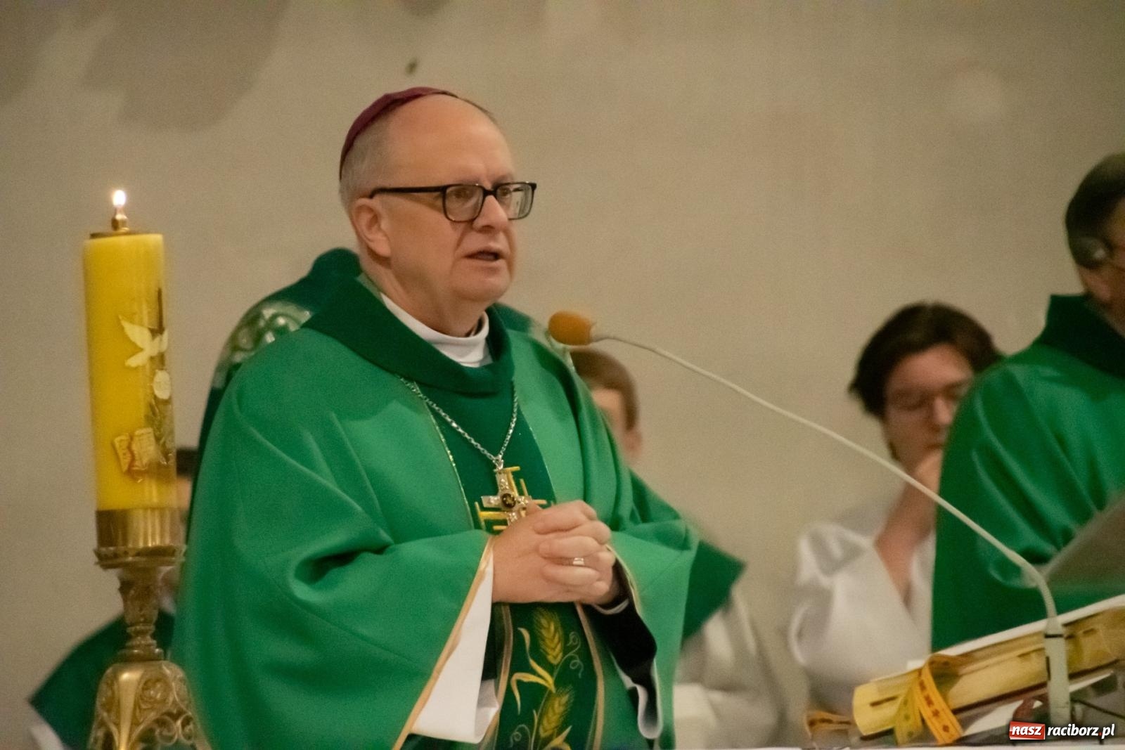 Zdjęcie w galerii na portalu naszraciborz.pl: W Łubowicach biskup opolski przeprosił za poprzedniego proboszcza i przedstawił nowego wiadomości z regionu