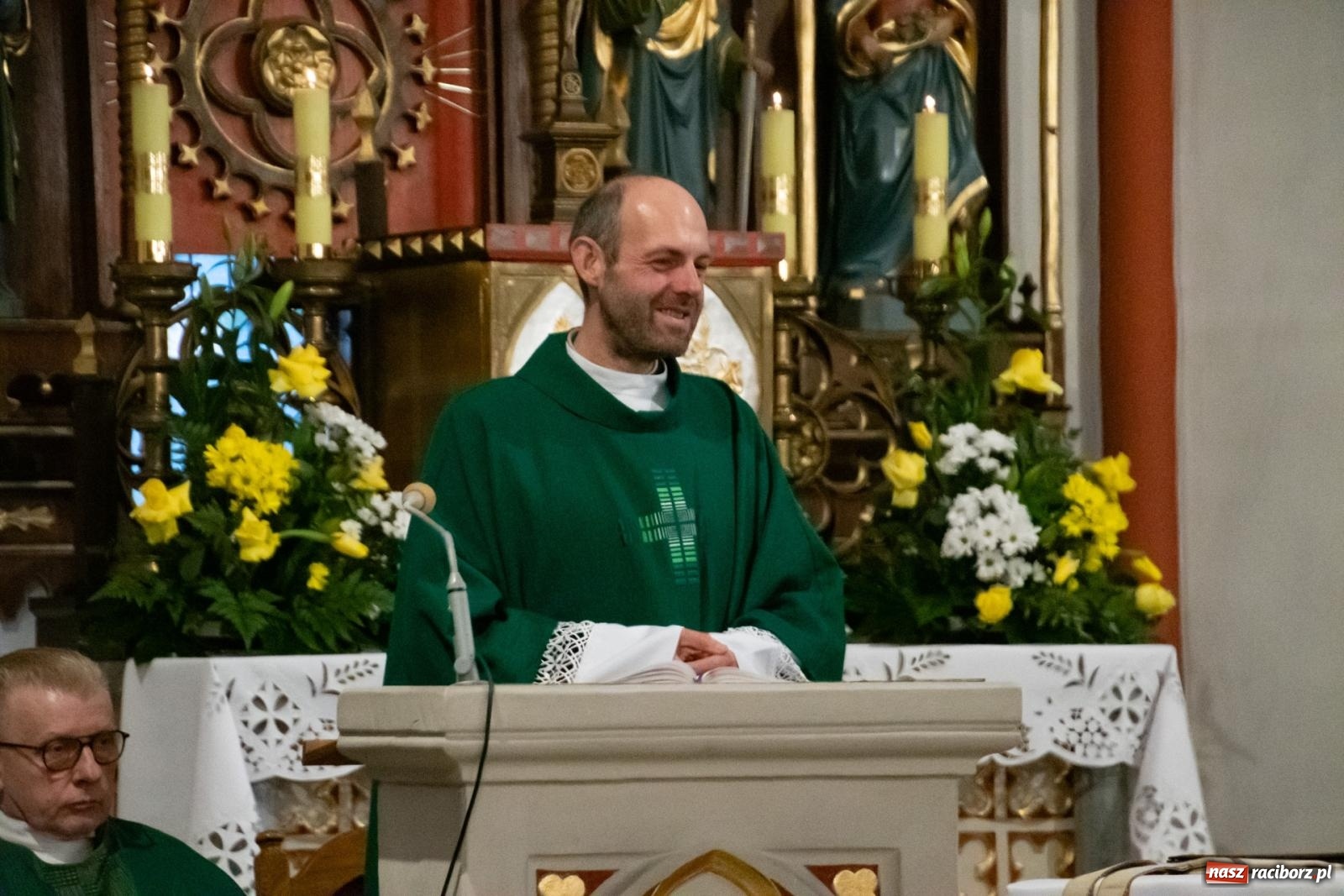 Zdjęcie w galerii na portalu naszraciborz.pl: W Łubowicach biskup opolski przeprosił za poprzedniego proboszcza i przedstawił nowego wiadomości z regionu