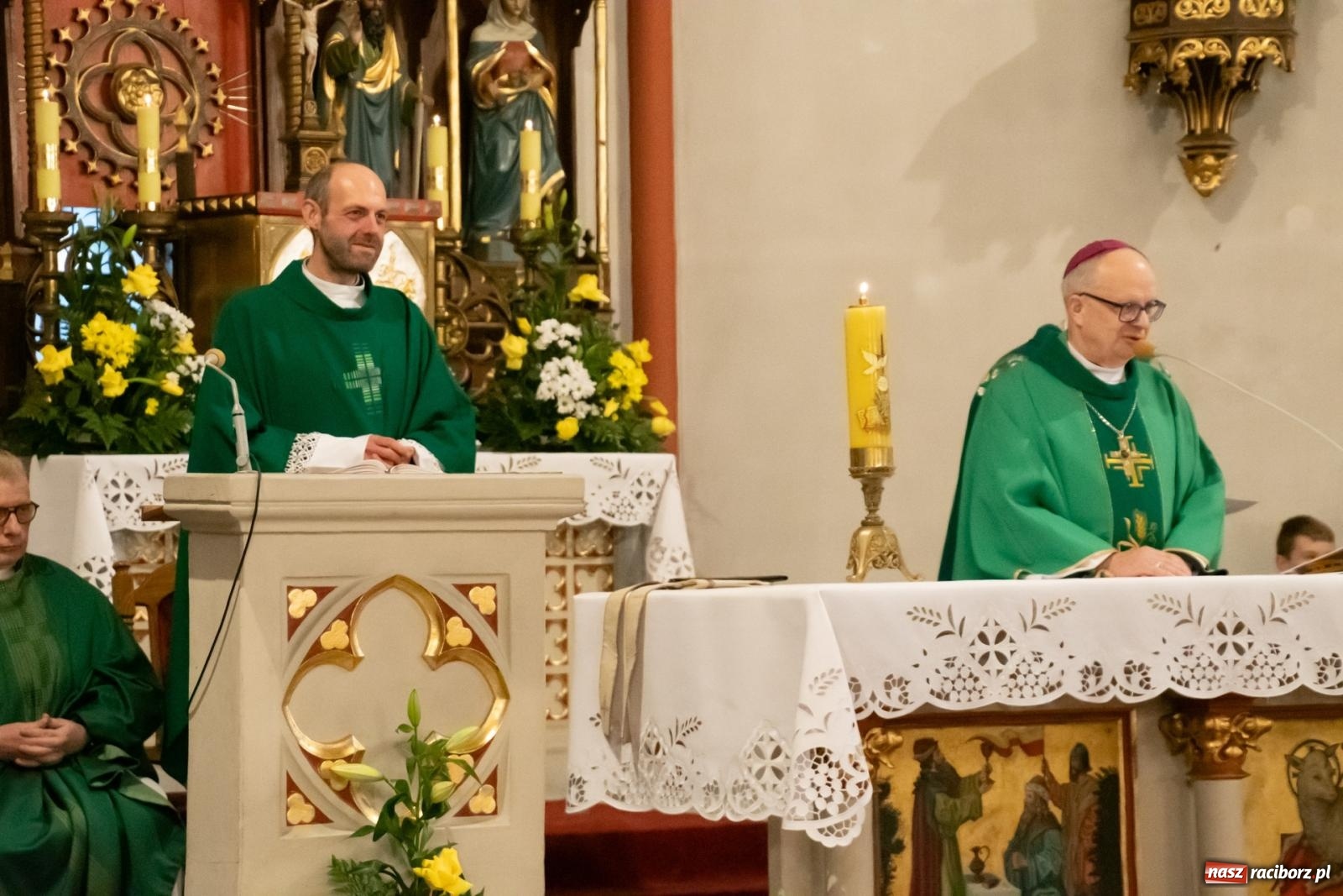 Zdjęcie w galerii na portalu naszraciborz.pl: W Łubowicach biskup opolski przeprosił za poprzedniego proboszcza i przedstawił nowego wiadomości z regionu