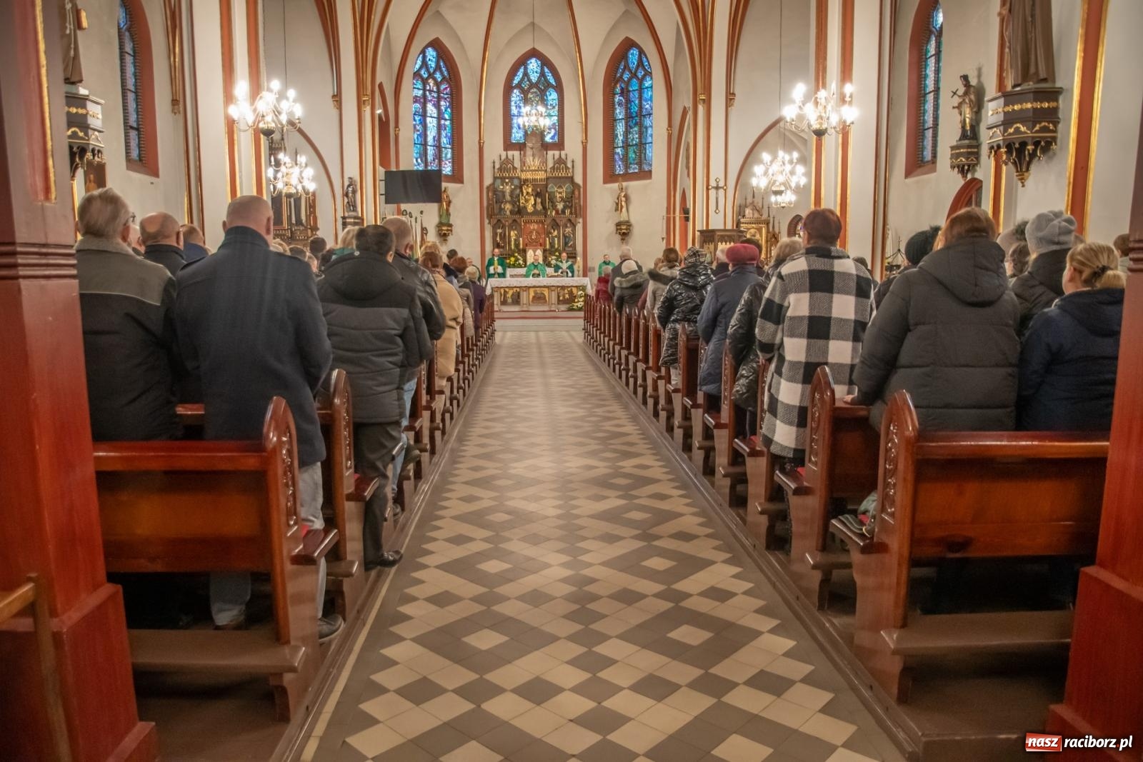 Zdjęcie w galerii na portalu naszraciborz.pl: W Łubowicach biskup opolski przeprosił za poprzedniego proboszcza i przedstawił nowego wiadomości z regionu