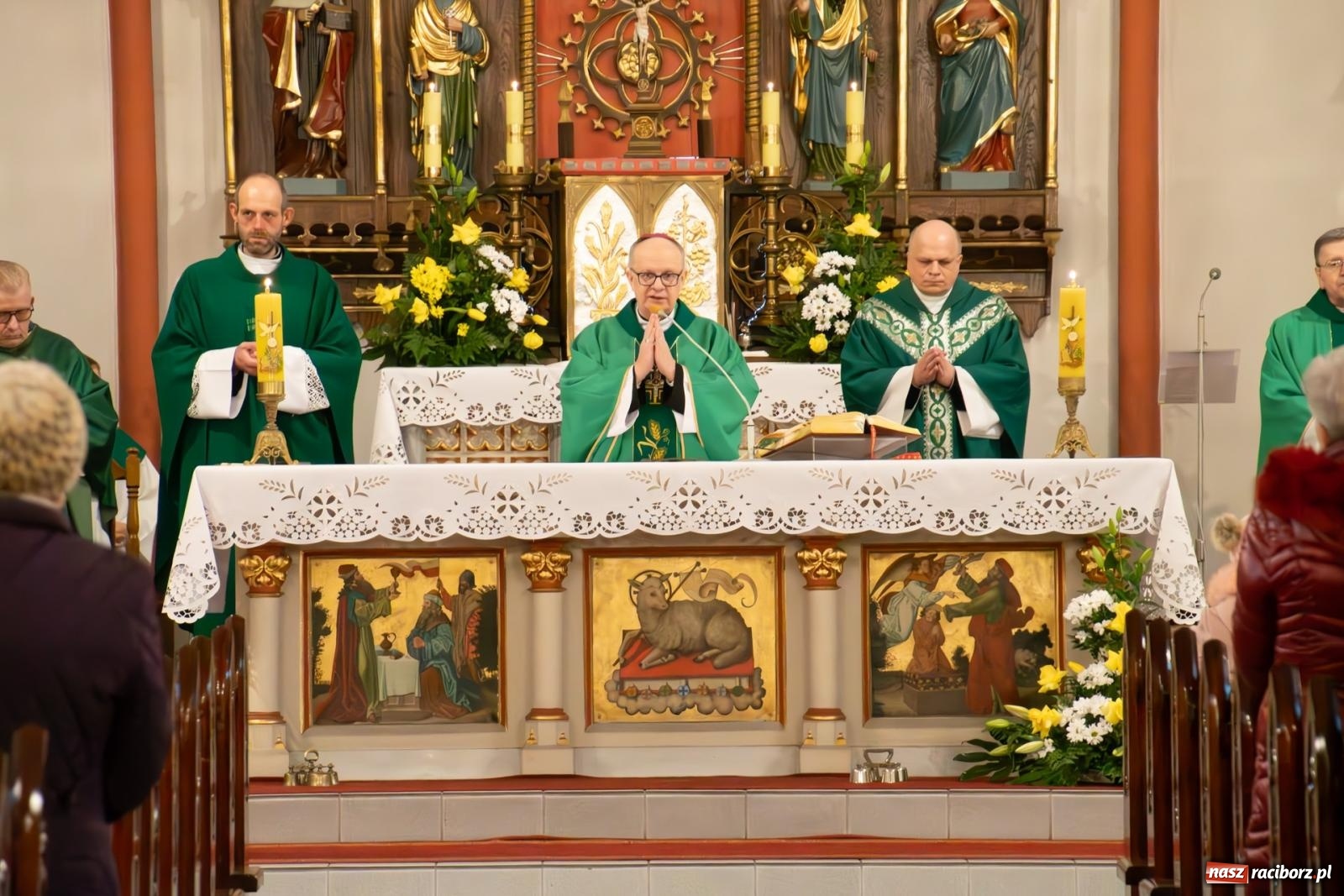 Zdjęcie w galerii na portalu naszraciborz.pl: W Łubowicach biskup opolski przeprosił za poprzedniego proboszcza i przedstawił nowego wiadomości z regionu