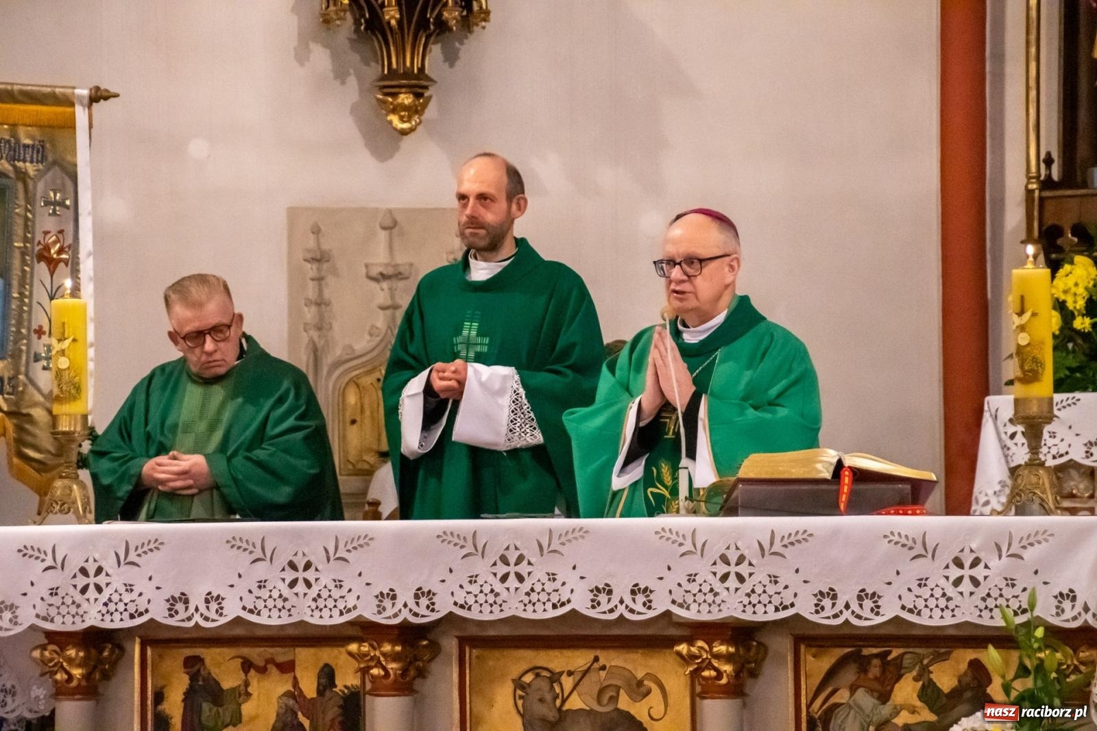 Zdjęcie w galerii na portalu naszraciborz.pl: W Łubowicach biskup opolski przeprosił za poprzedniego proboszcza i przedstawił nowego wiadomości z regionu