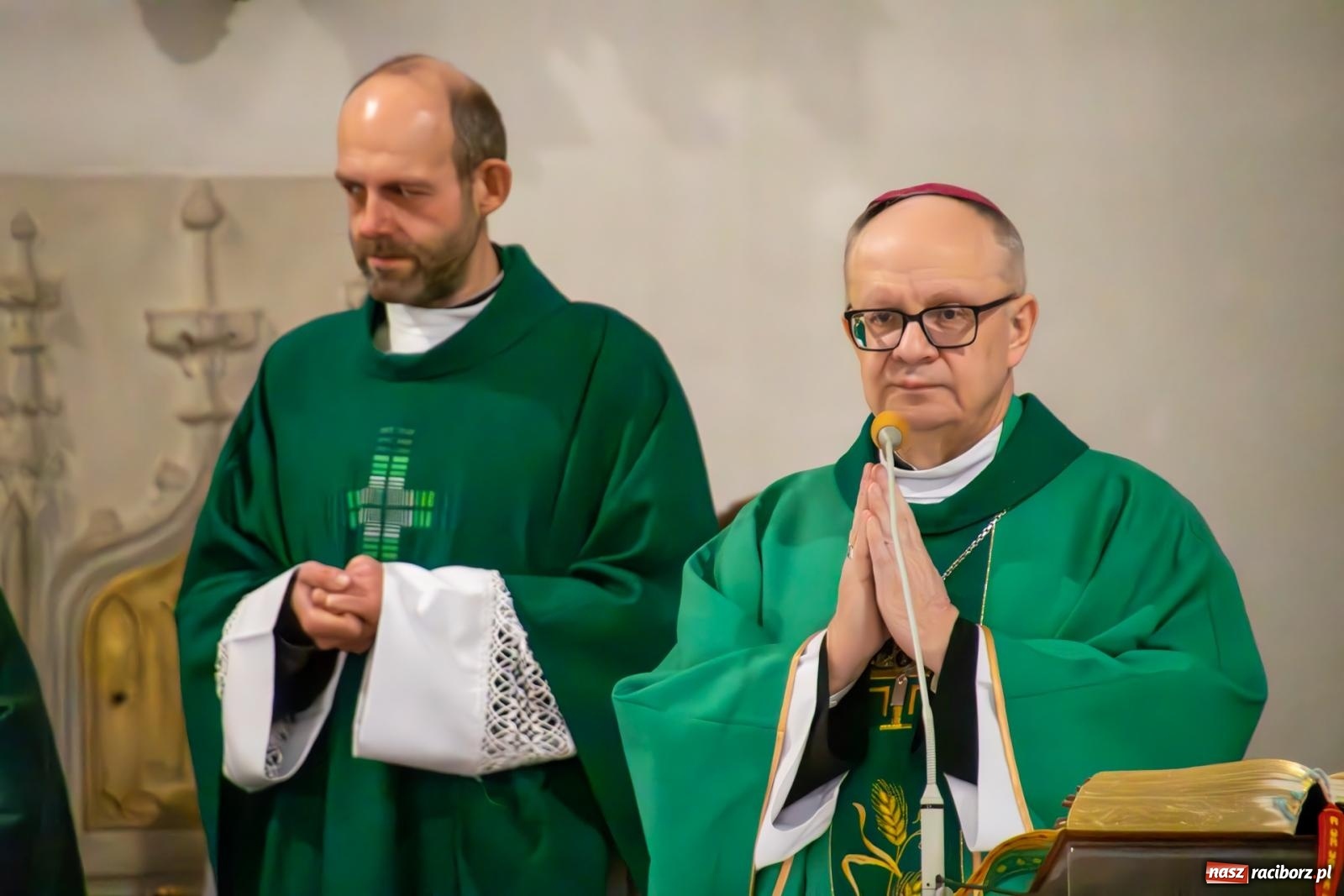 Zdjęcie w galerii na portalu naszraciborz.pl: W Łubowicach biskup opolski przeprosił za poprzedniego proboszcza i przedstawił nowego wiadomości z regionu