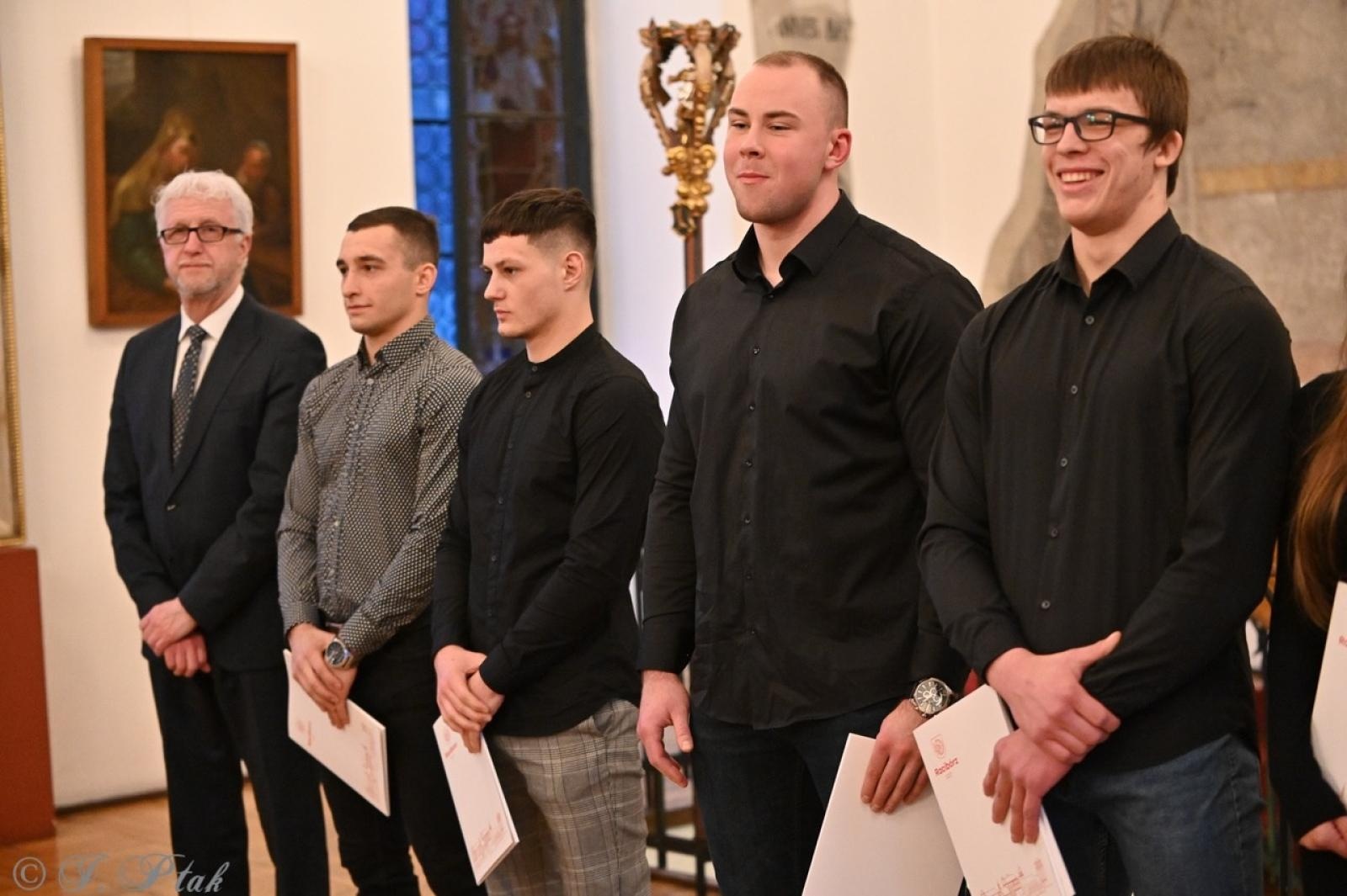 Zdjęcie w galerii na portalu naszraciborz.pl: Najlepsi sportowcy i trenerzy uhonorowani podczas gali w Muzeum wiadomości z regionu