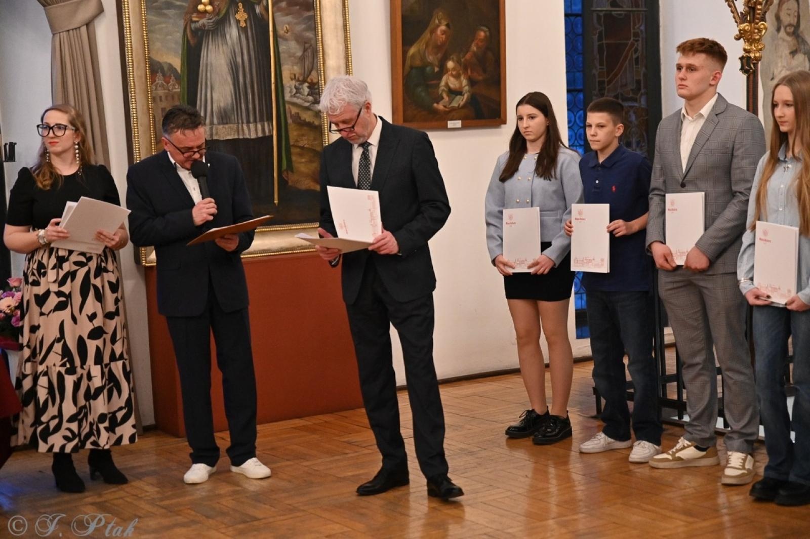 Zdjęcie w galerii na portalu naszraciborz.pl: Najlepsi sportowcy i trenerzy uhonorowani podczas gali w Muzeum wiadomości z regionu